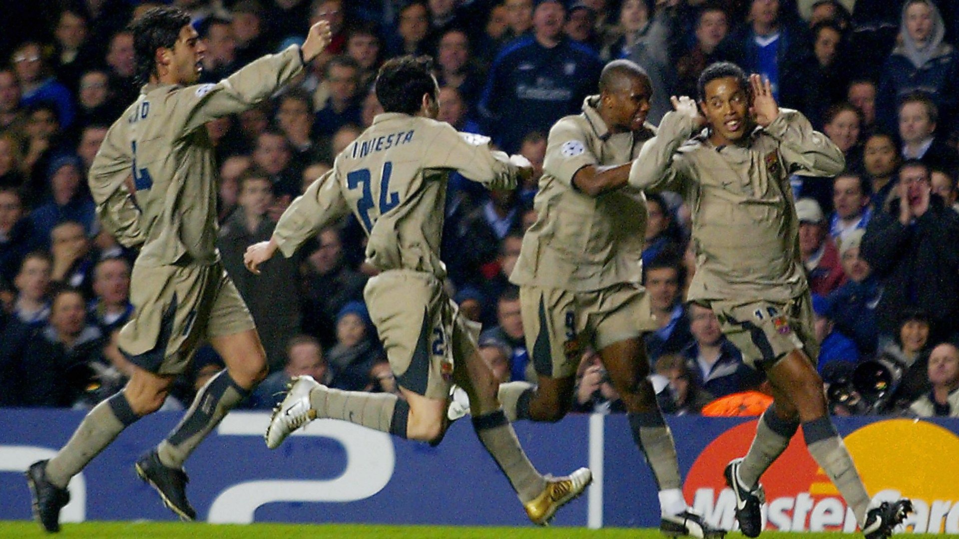 Ronaldinho celebrates his goal vs Chelsea in the 2004-05 Champions Leaguw with Gerard, Andres Iniesta and Samuel Eto'o