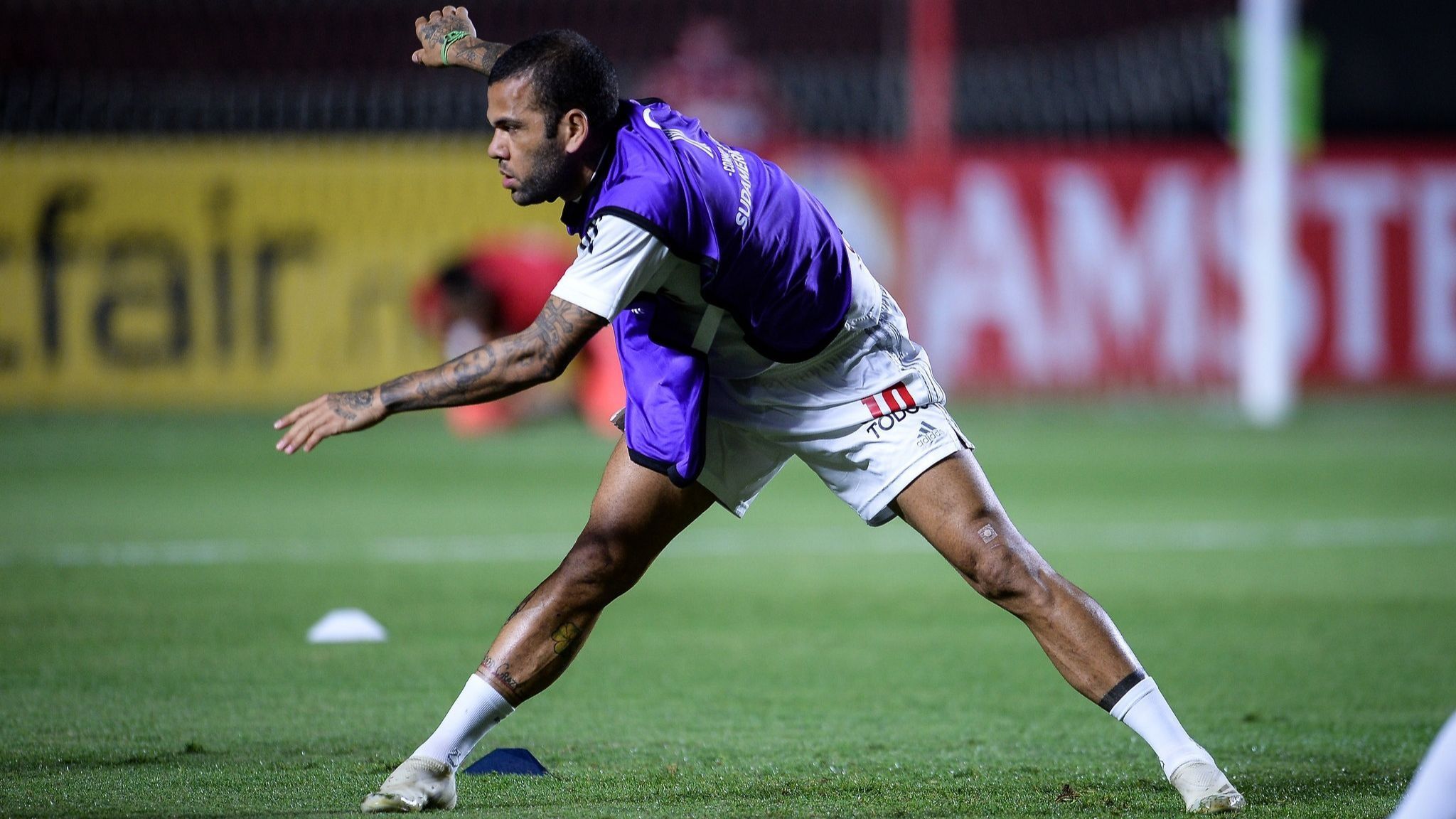 Dani Alves aquecimento São Paulo Sul-Americana 2020