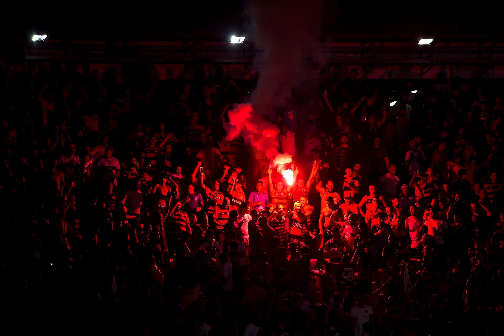 Torcida do Flamengo faz festa no Maracanã durante jogo da Libertadores