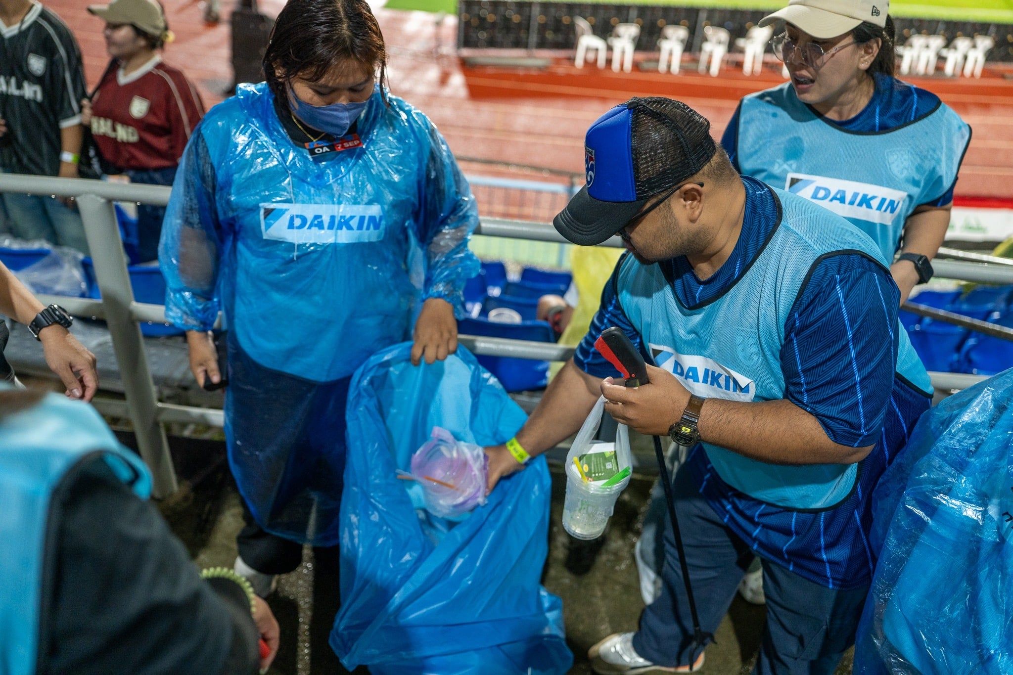 ไดกิ้น ‘We Cheer We Care’