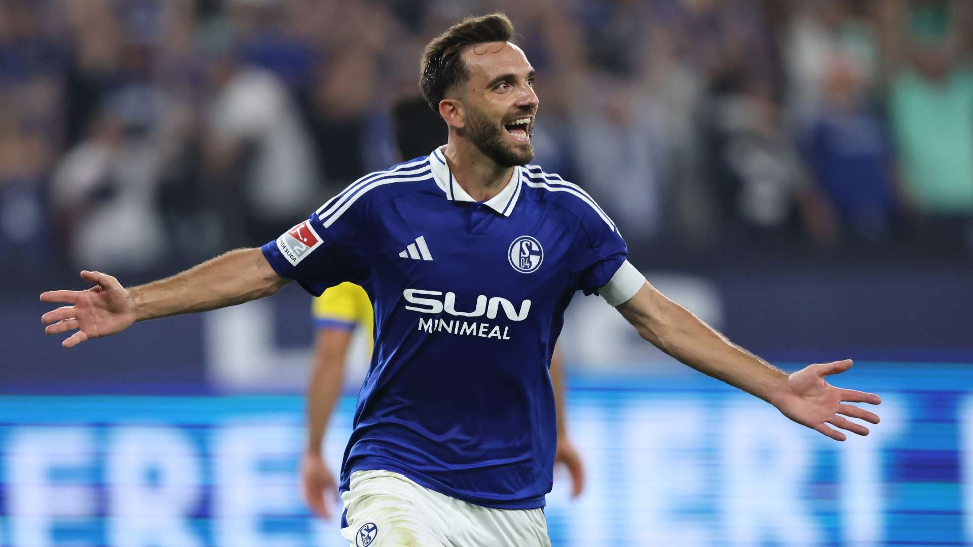 Kenan Karaman of Schalke celebrates 1