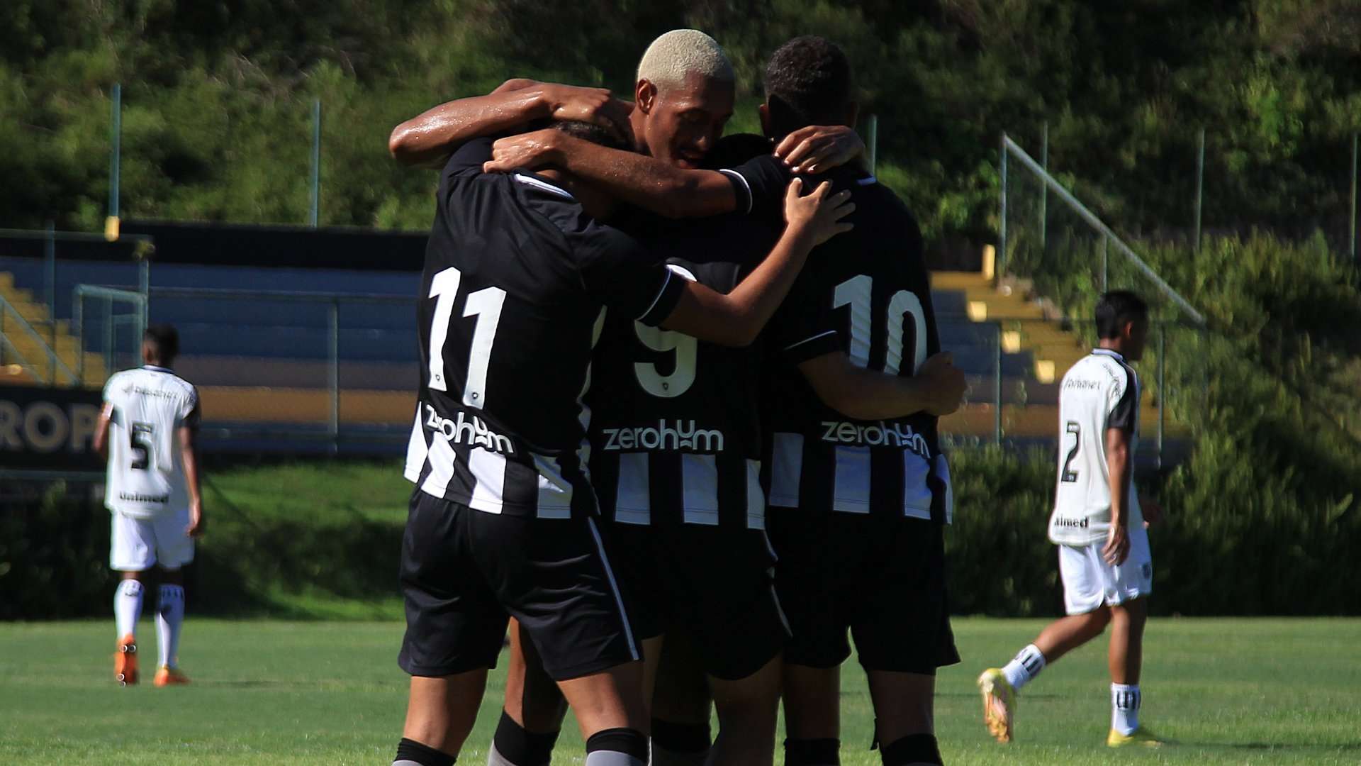 Jogadores do Botafogo sub-20 comemoram gol pelo Brasileirão sub-20 2023