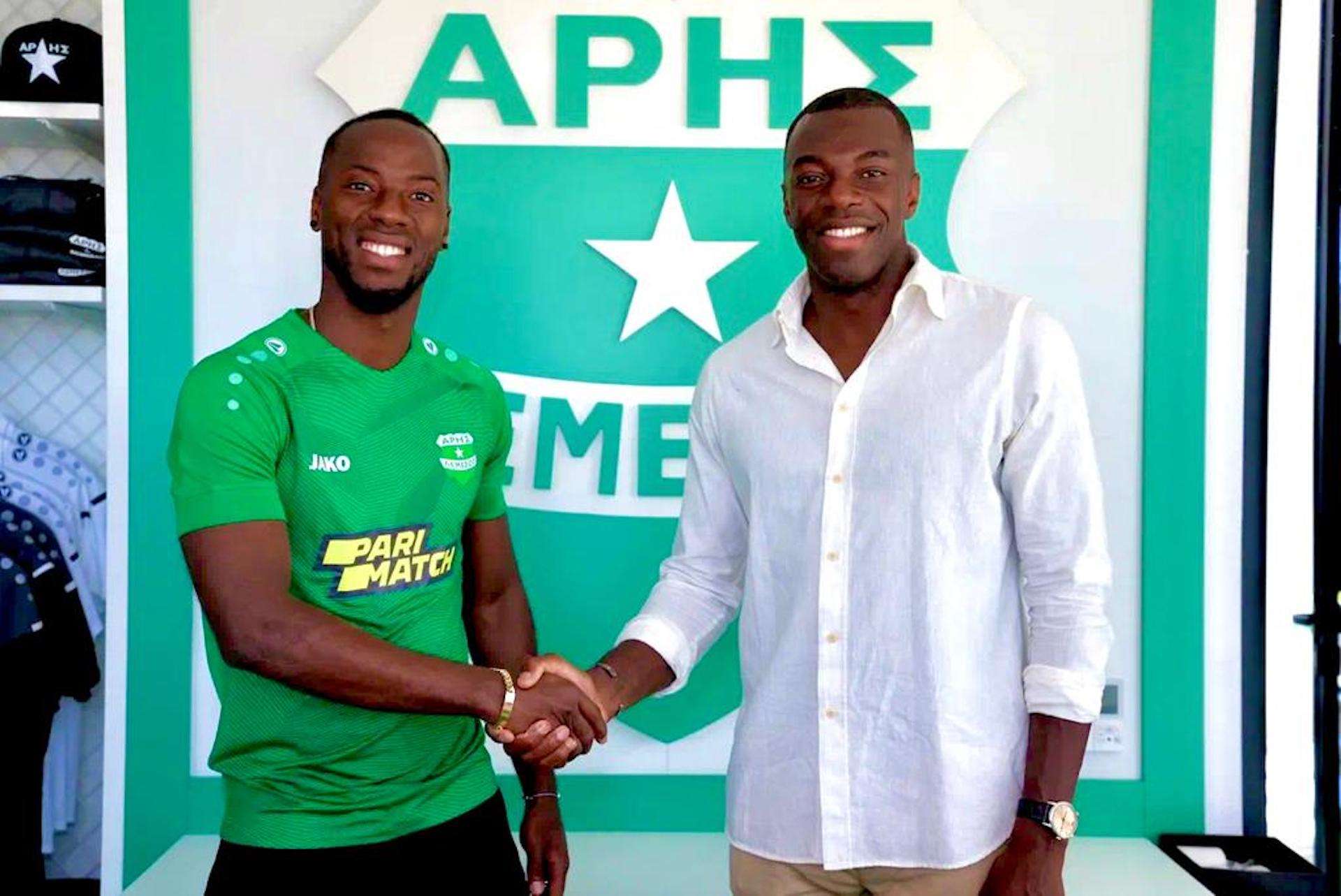 Joël Damahou, directeur technique de l'Aris Limassol (à droite), lors de la signature de l'ancien Guingampais Yannick Gomis.