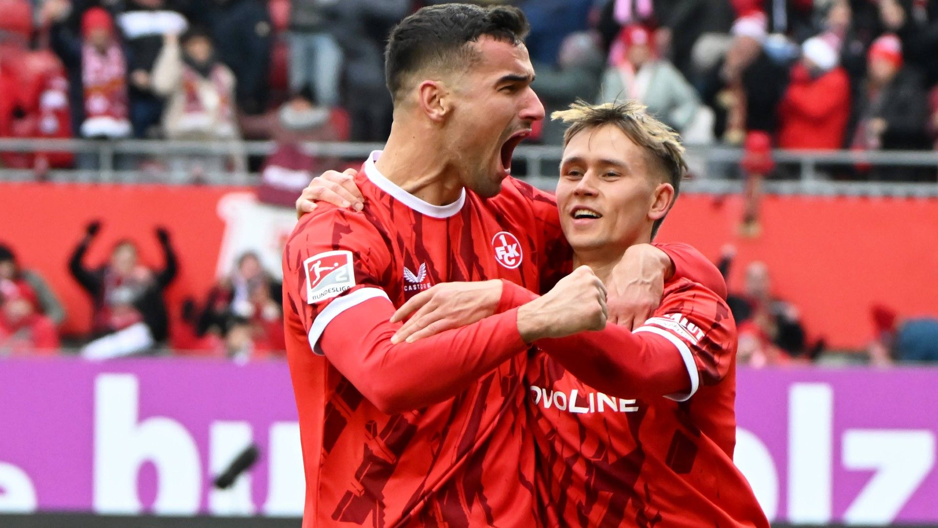 Ivan PRTAJIN (1. FC Kaiserslautern), li, und der 3-fache Torschütze Naatan SKYTTAE (1. FC Kaiserslautern) 