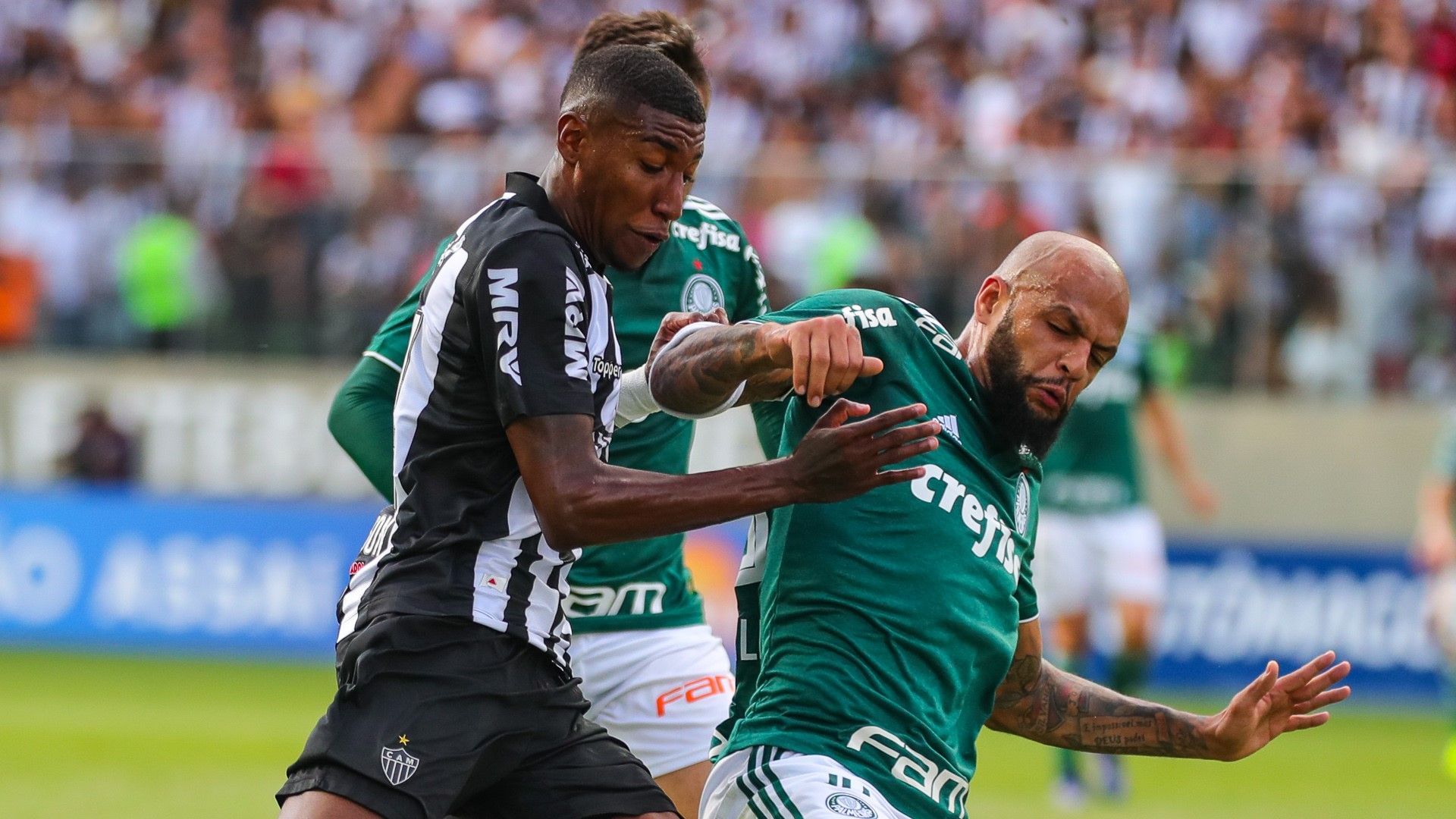 Felipe Melo, do Palmeiras, disputa bola com jogador do Atlético-MG