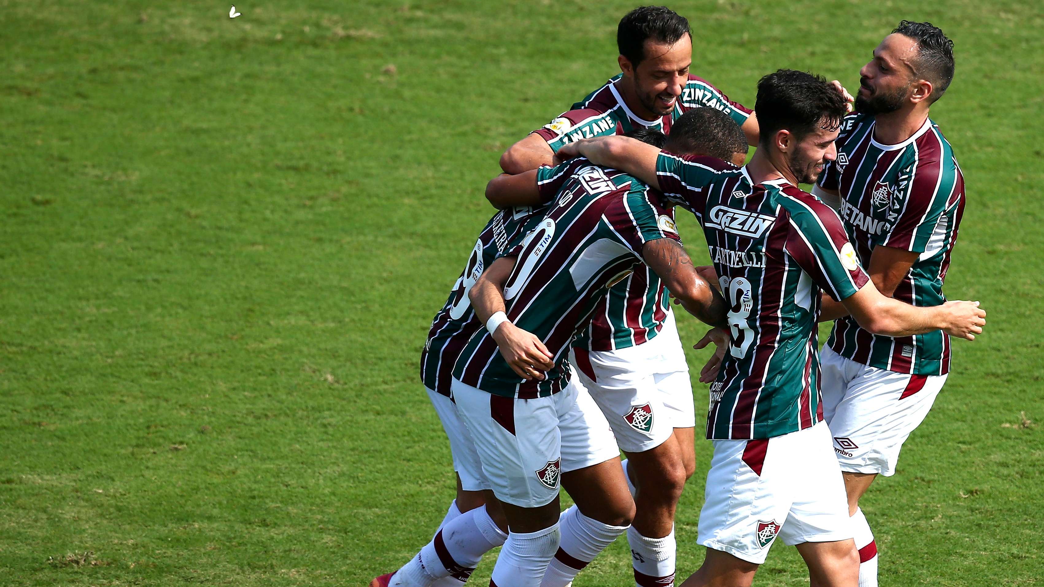 Jogadores festejam gol em Fluminense x Cuiabá
