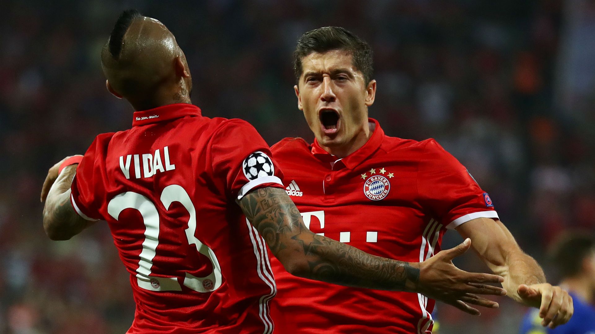 Robert Lewandowski Arturo Vidal - cropped