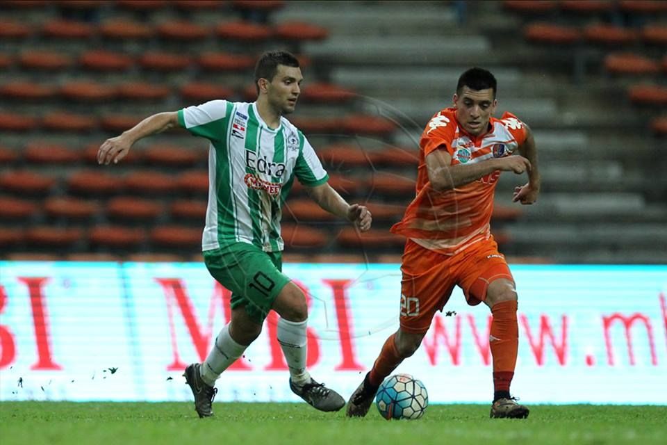 Melaka United's Labinot Harbuzi vies for the ball with PKNS' Gabriel Guerra (right) 23/9/2016
