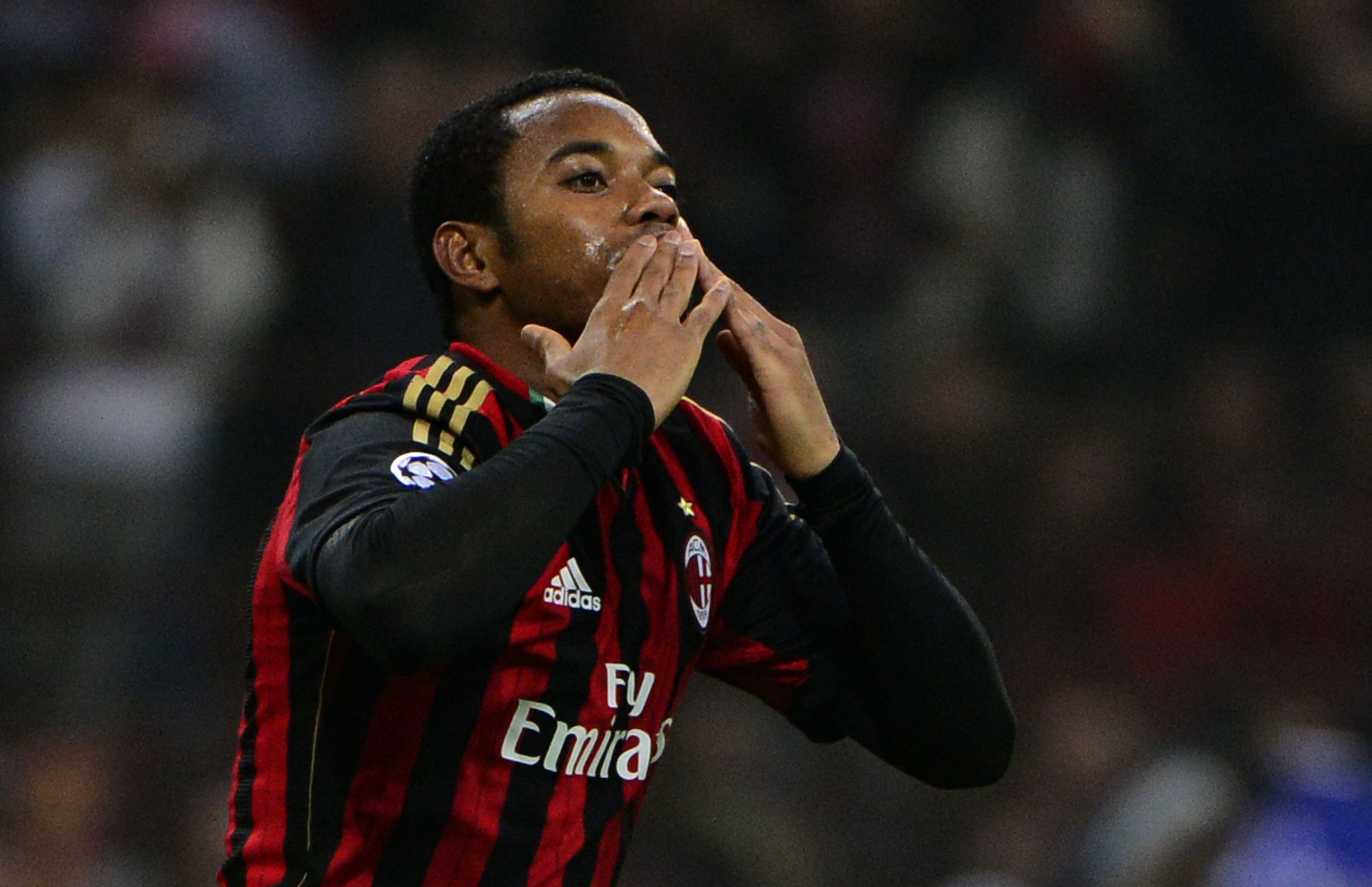 Per Robinho non è ancora tempo del bacio d'addio al Milan