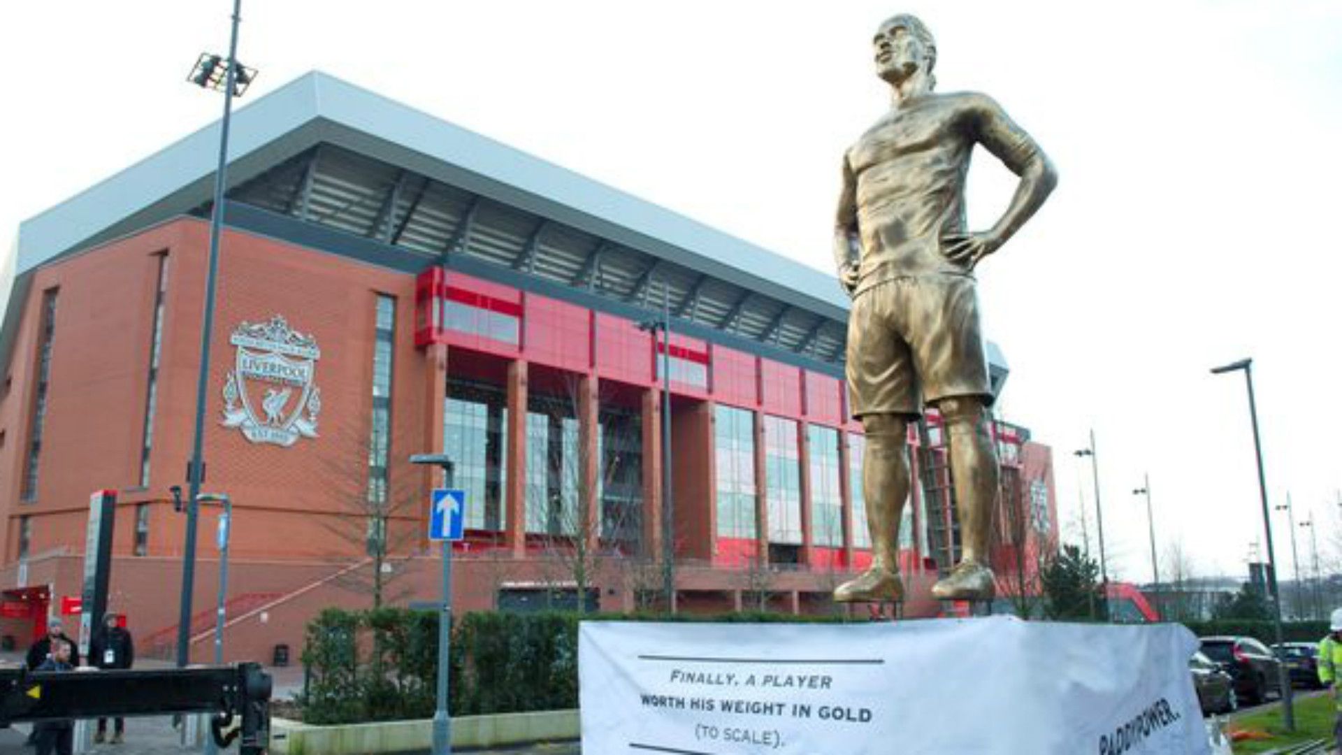 Virgil van Dijk statue
