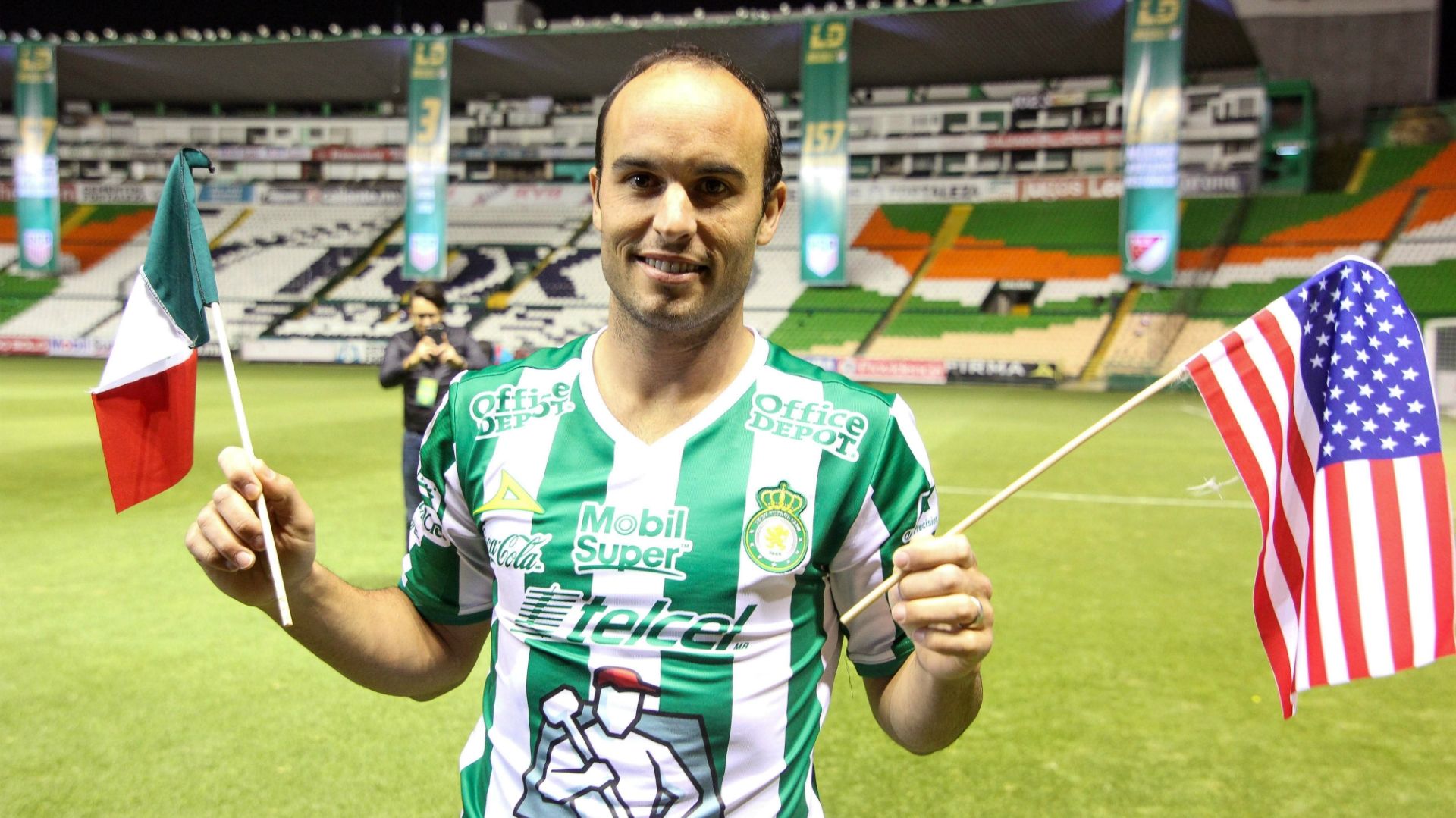 Liga MX Landon Donovan given hero s welcome at Club Leon unveiling Goal English Oman