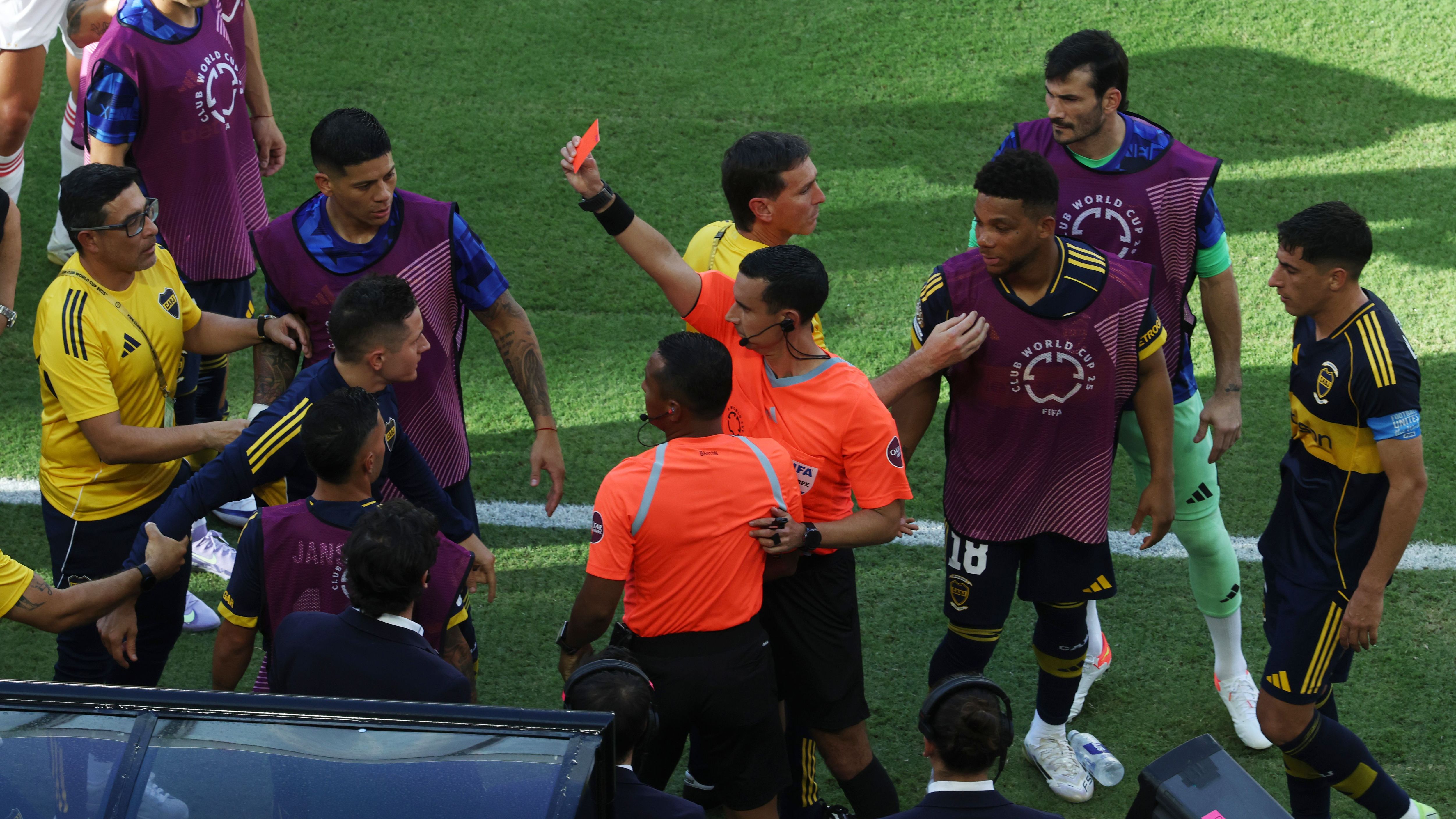VIDEO: Ex-Man Utd star Ander Herrera shown red card after tussle with security guard as Boca Juniors' Club World Cup opener against Benfica descends into chaos | Goal.com UK