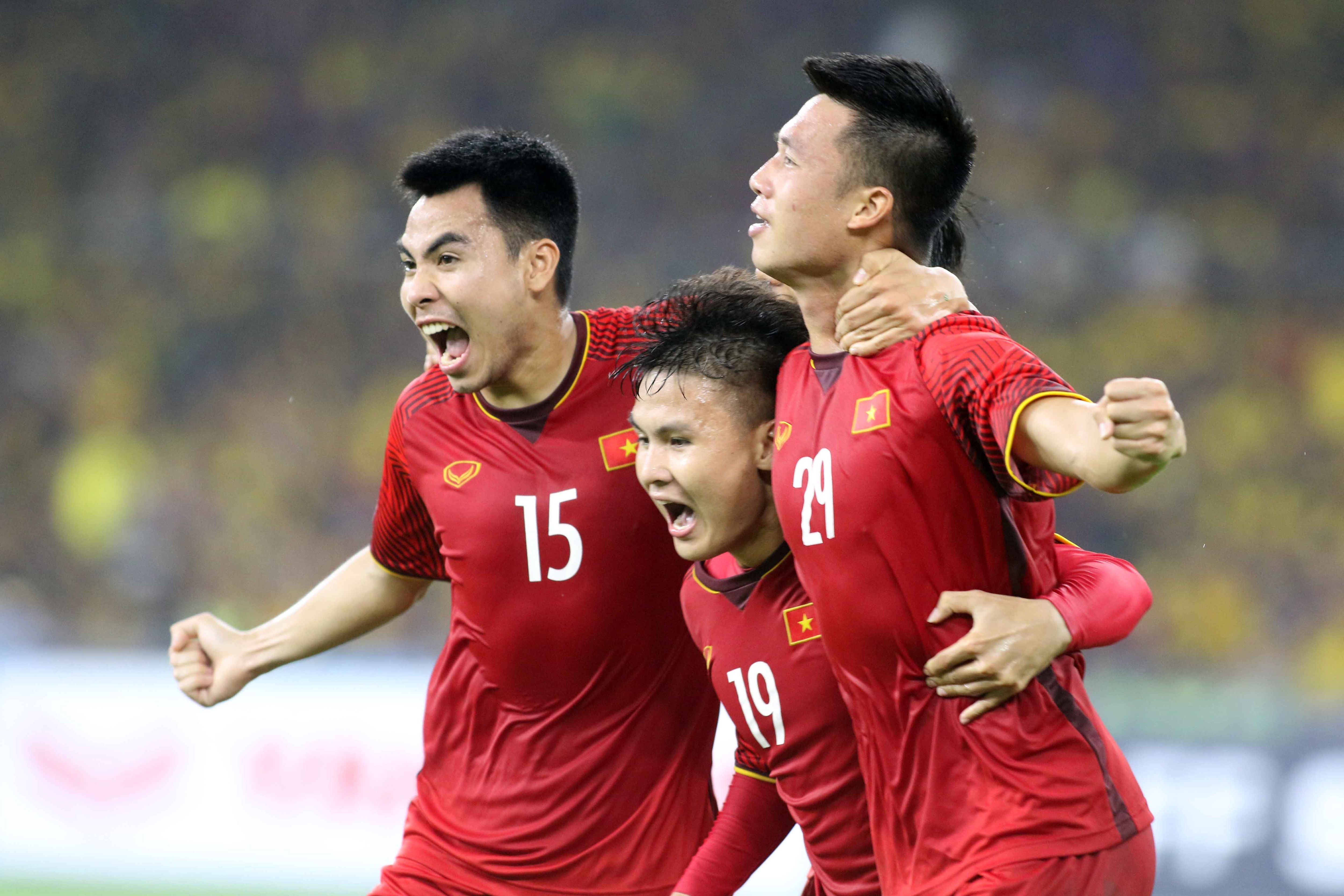 Duc Huy Quang Hai Huy Hung Vietnam Malaysia AFF Cup 2018 (2). Hà Nội FC. Lò đào tạo Hà Nội FC. Lò Gia Lâm. Hoàng Anh Gia Lâm. Nguyễn Quang Hải. Phạm Đức Huy. Đỗ Duy Mạnh. Trần Đình Trọng. Lịch thi đấu V.League. V.League. V.League hoãn vô thời hạn. CLB bóng đá Hà Nội. Hà Nội vô địch đào tạo trẻ. Trẻ Hà Nội xưng bá. HLV Chu Đình Nghiêm. Lê Xuân Tú. Lê Văn Xuân.