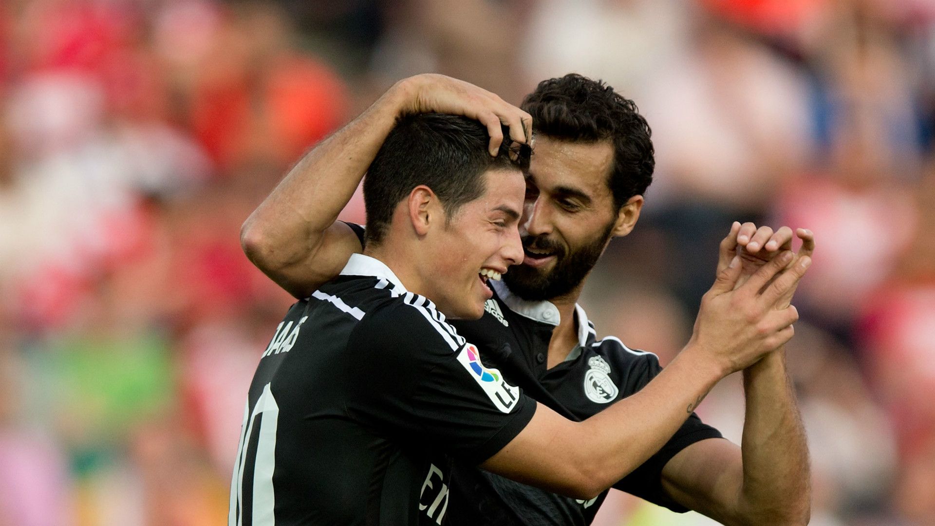Álvaro Arbeloa celebrando con James Rodríguez el cuarto tanto ante el Granada