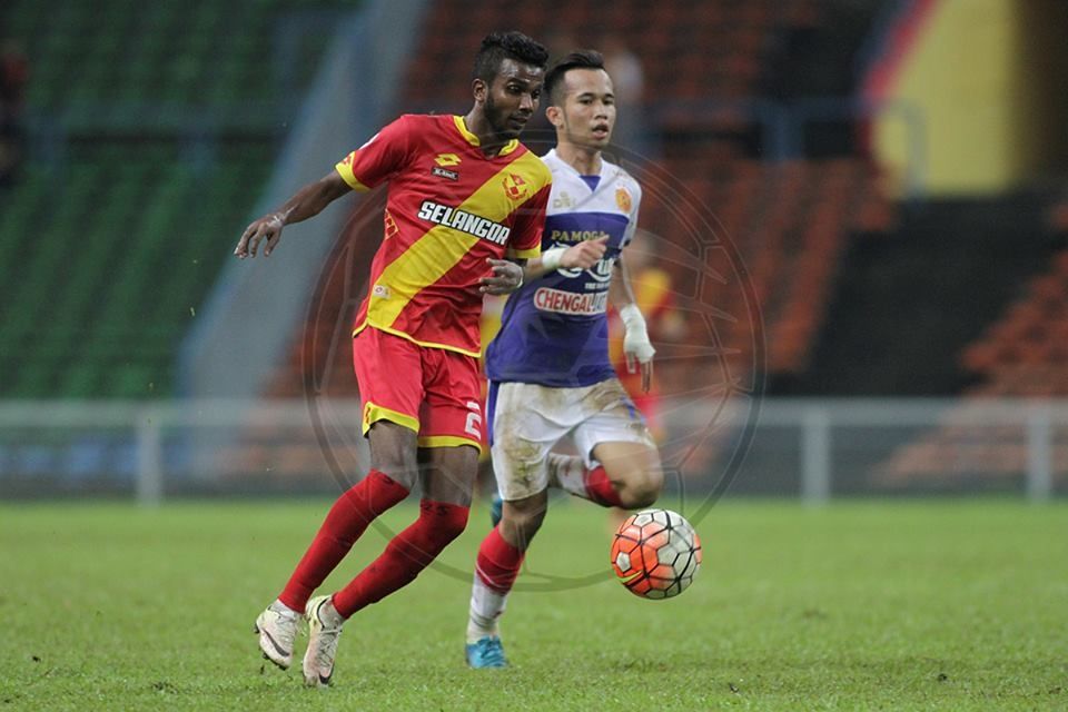 Selangor's R. Gopinathan (left) in action against Kelantan 20/7/2016