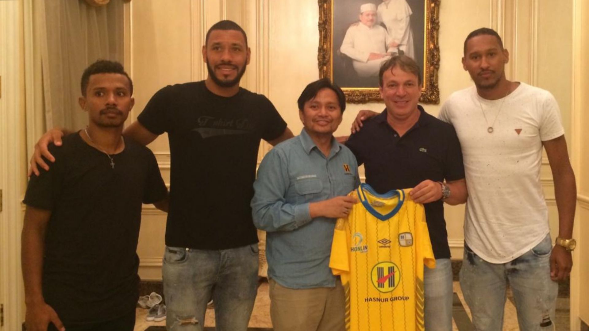 Lucas Silva (baju hitam), Arthur Jesus Viera (baju putih), Prisca Womsiwor - Barito Putera