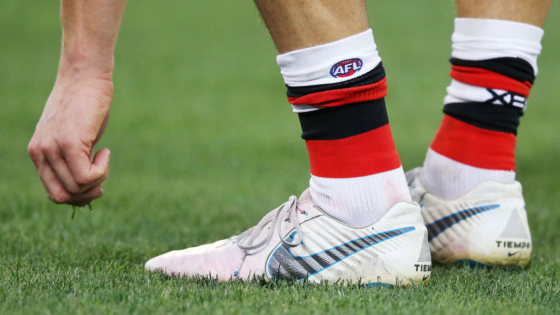 Kunstrasen / guy touching turf