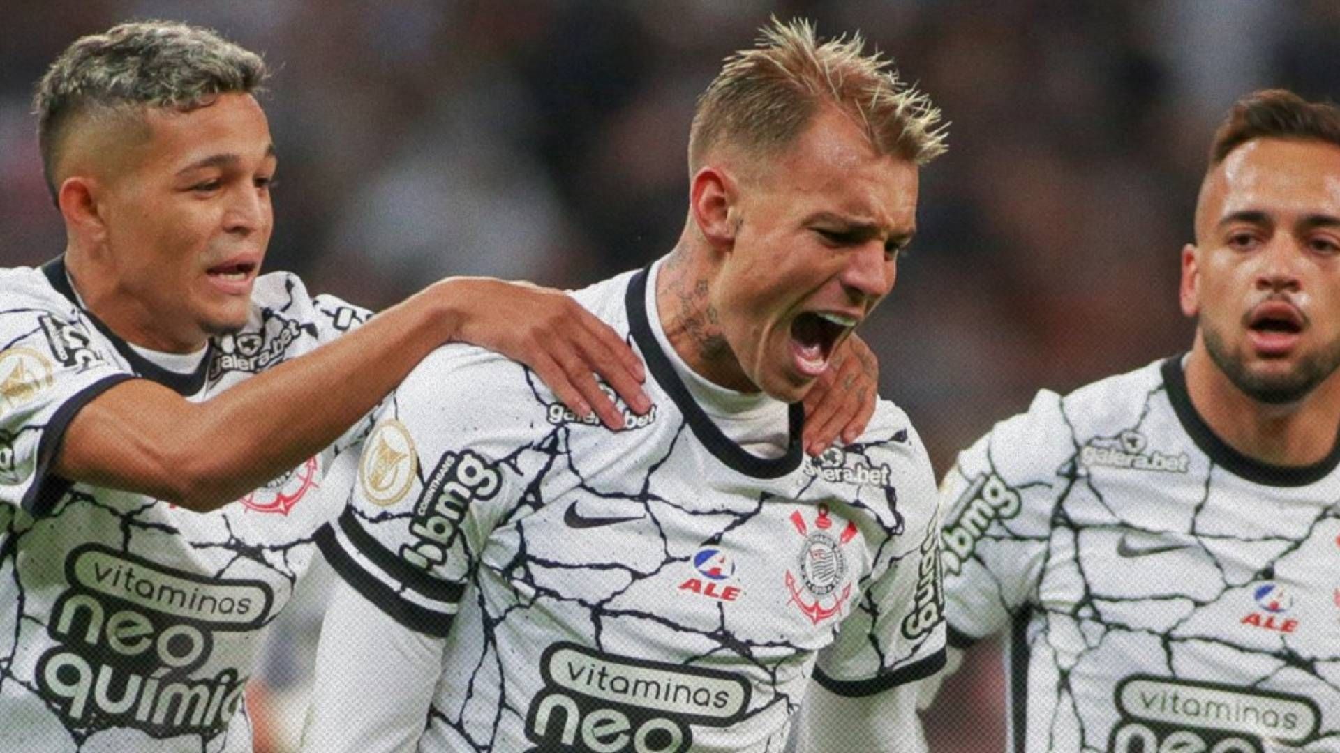 Adson e Roger Guedes comemoram gol do Corinthians contra o Avaí