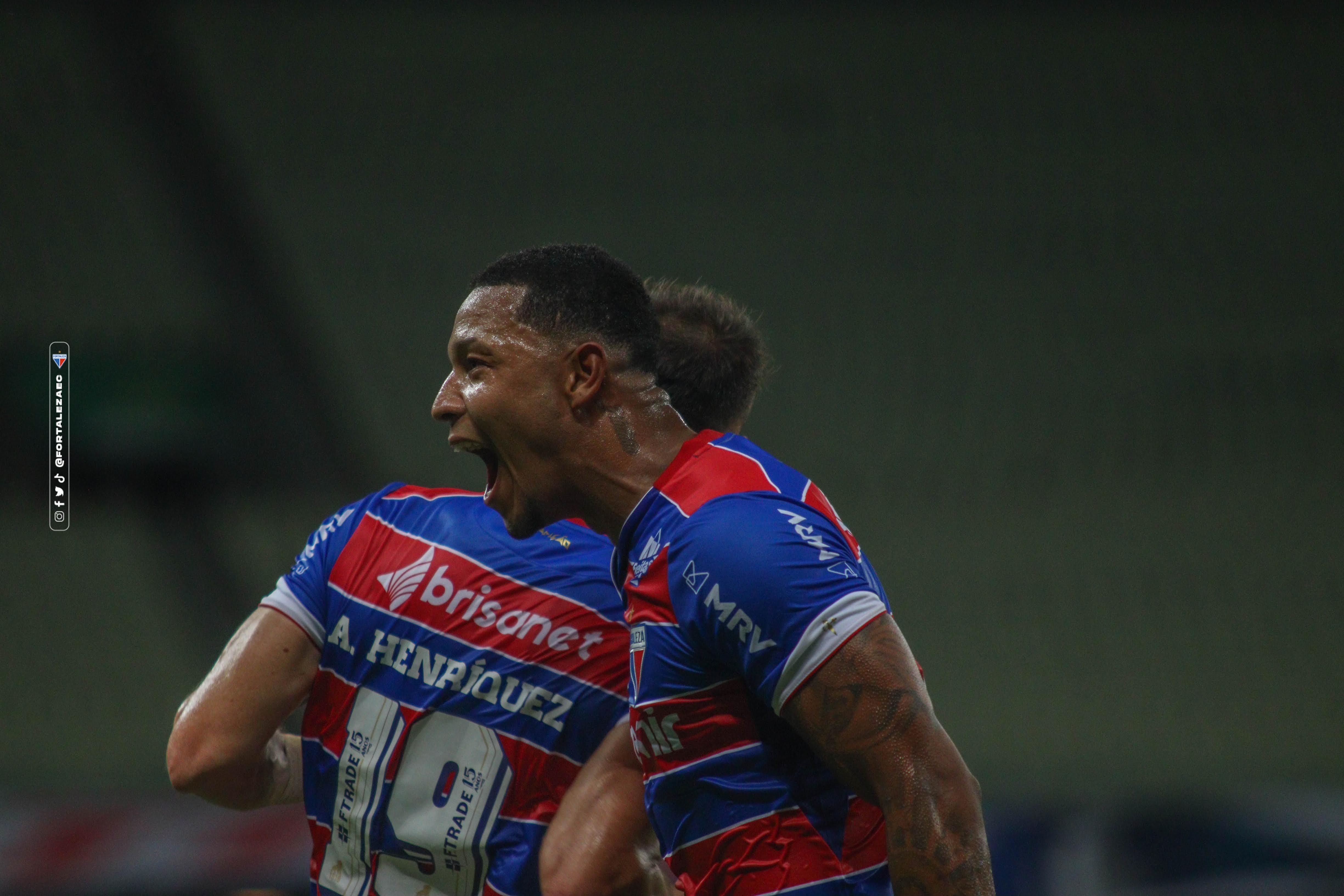 David e Ángelo Henríquez celebram gol do Fortaleza