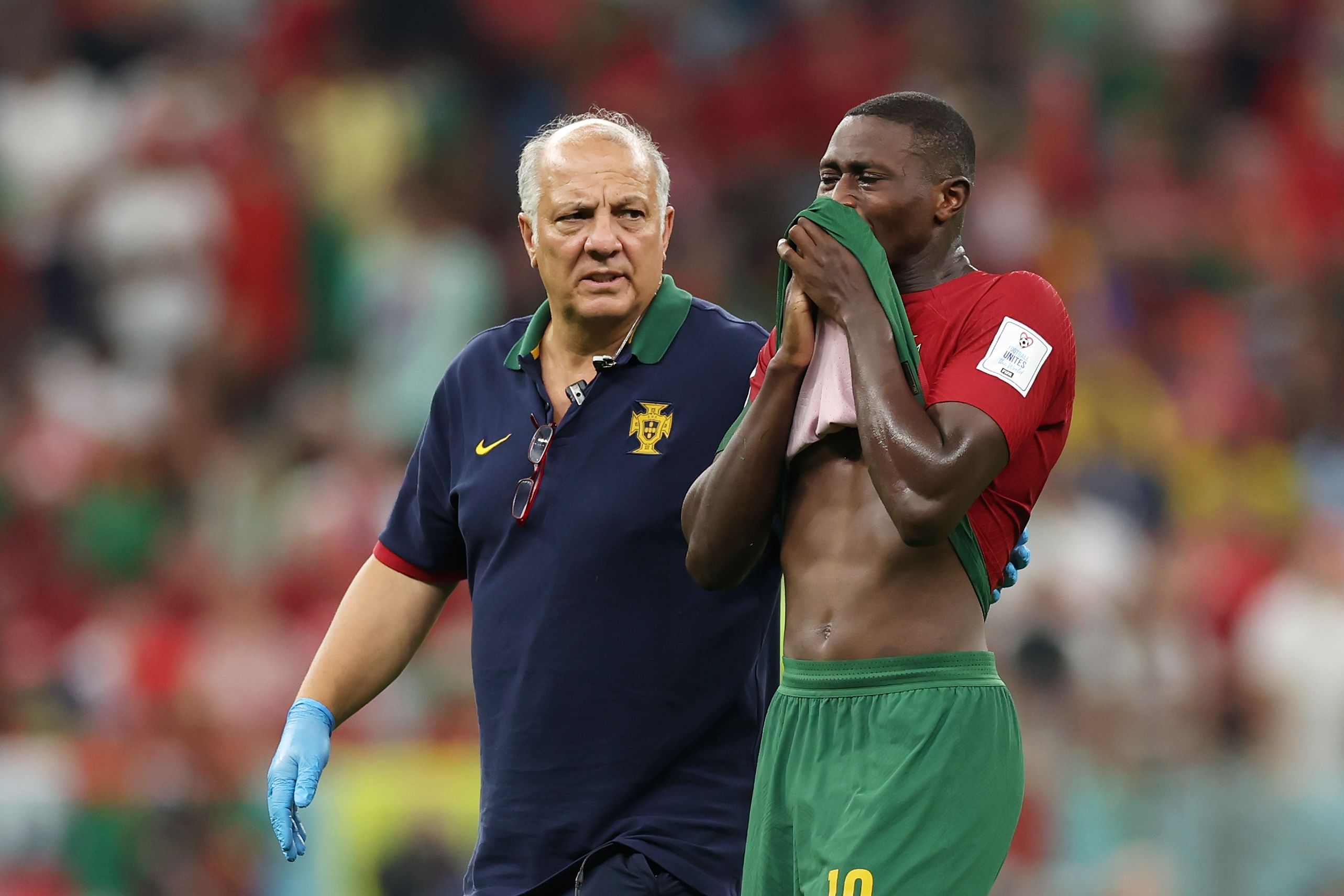 Touché à une cuisse, Nuno Mendes sort en pleurs lors de la rencontre entre le Portugal et l'Uruguay.