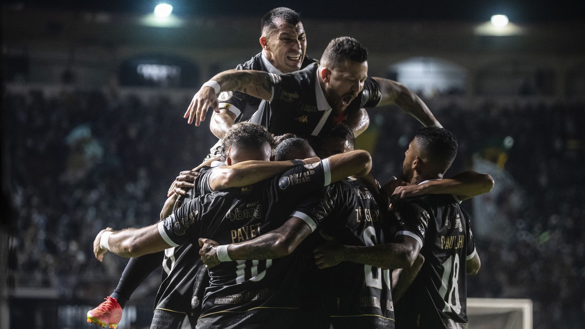 vasco jogadores comemoram gol 5 x 1 coritiba