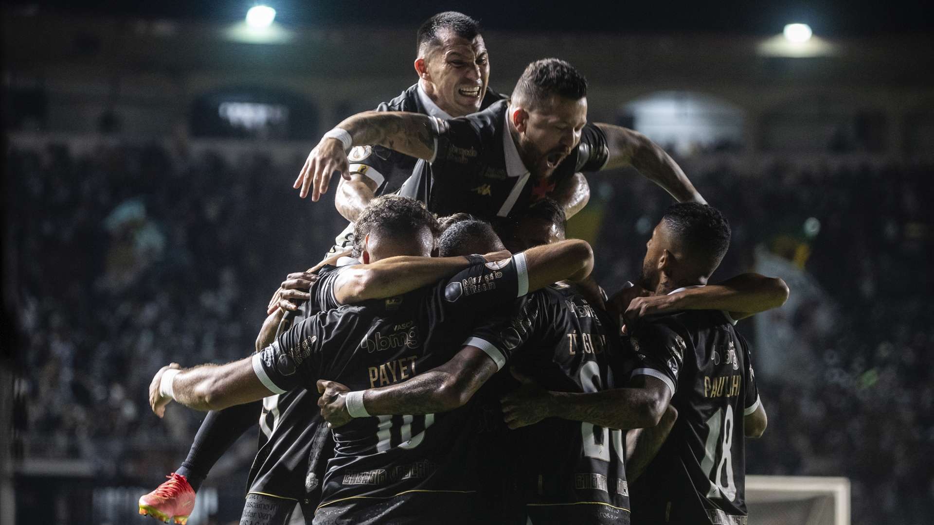vasco jogadores comemoram gol 5 x 1 coritiba