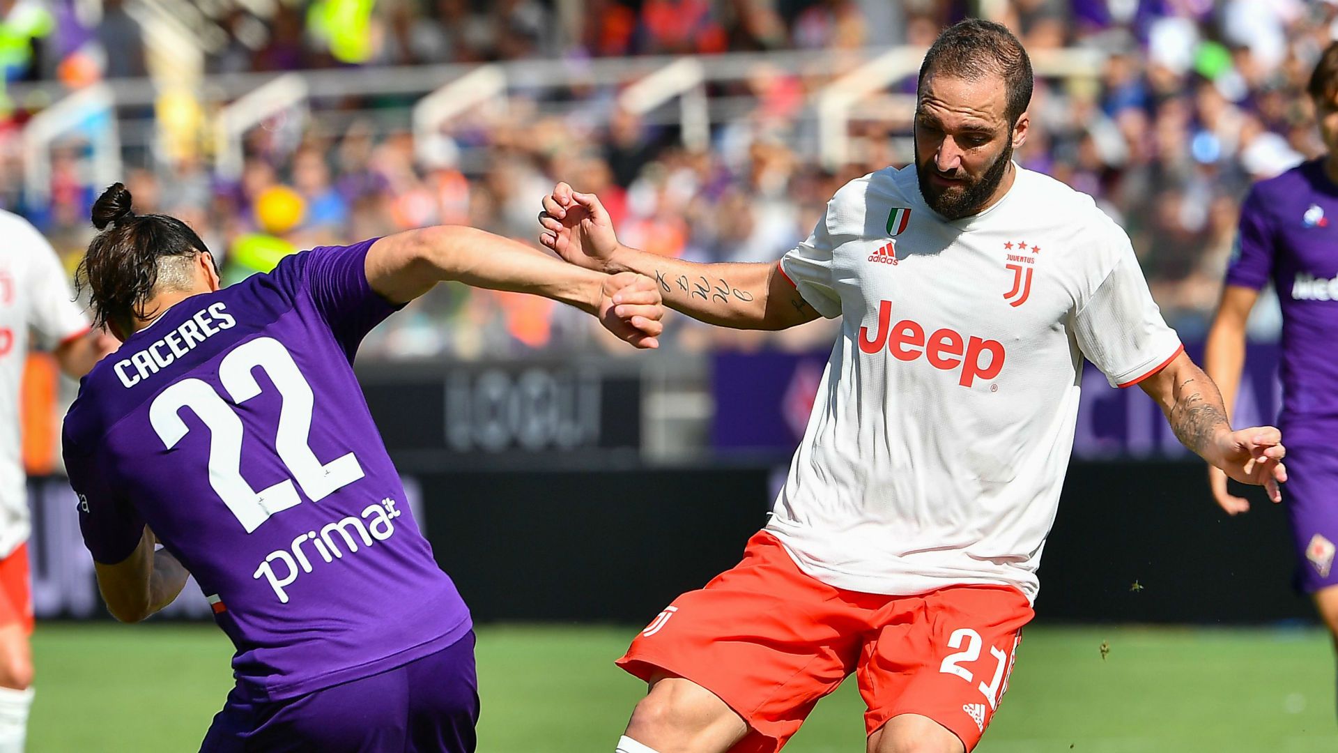 Caceres Higuain Fiorentina Juventus
