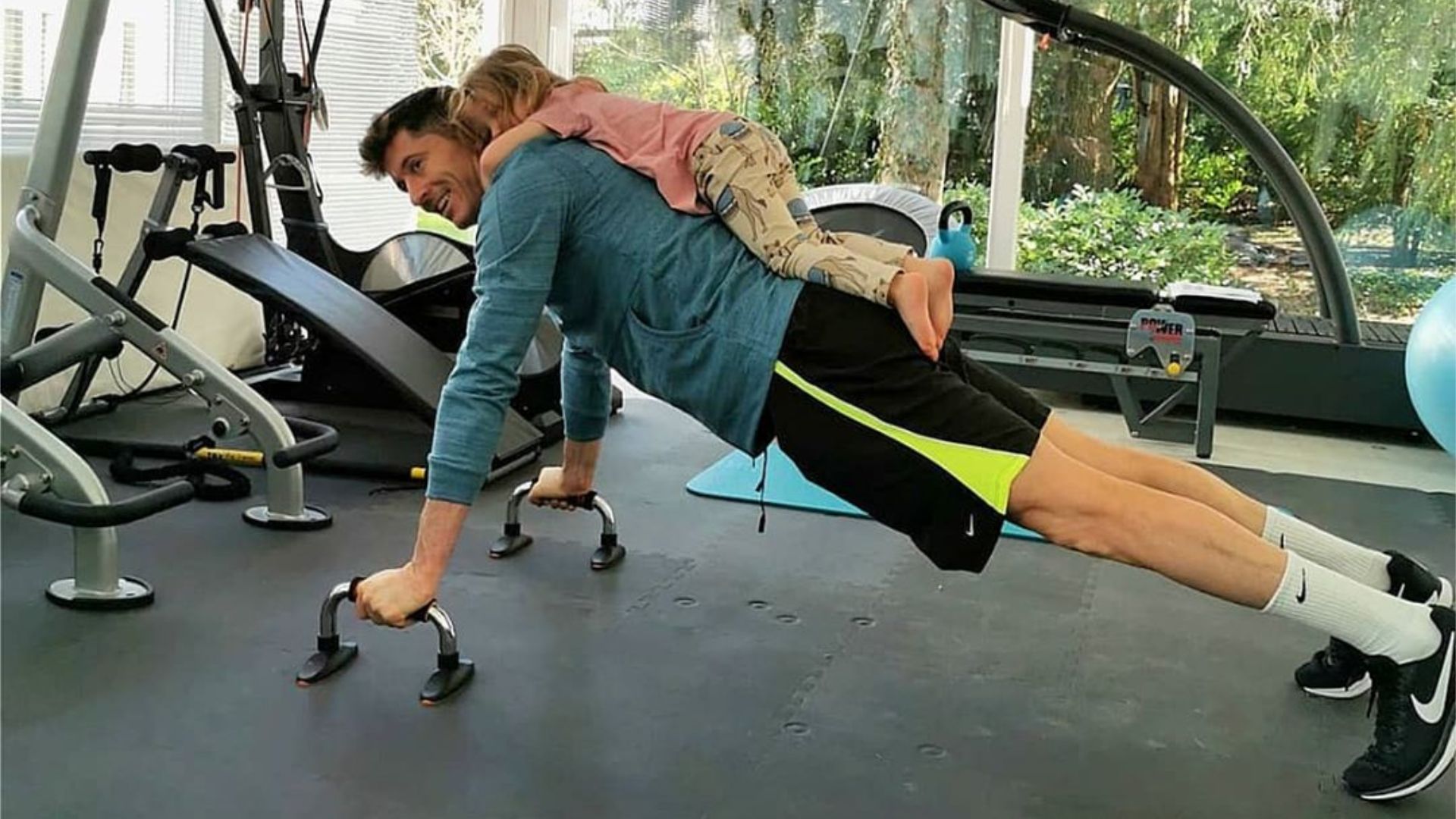 Robert Lewandowski FC Bayern Home Office Training