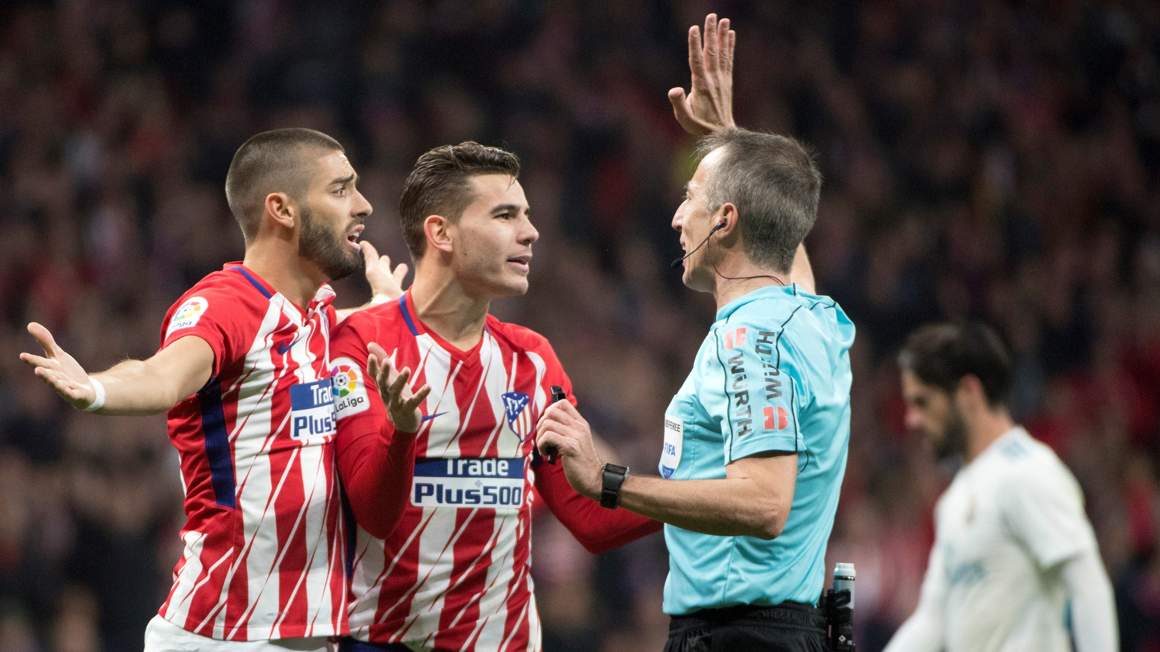 Yannick Carrasco Lucas Hernandez David Fernandez Borbalan Atletico Real Madrid LaLiga 18112017