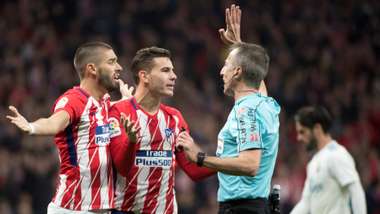 Yannick Carrasco Lucas Hernandez David Fernandez Borbalan Atletico Real Madrid LaLiga 18112017