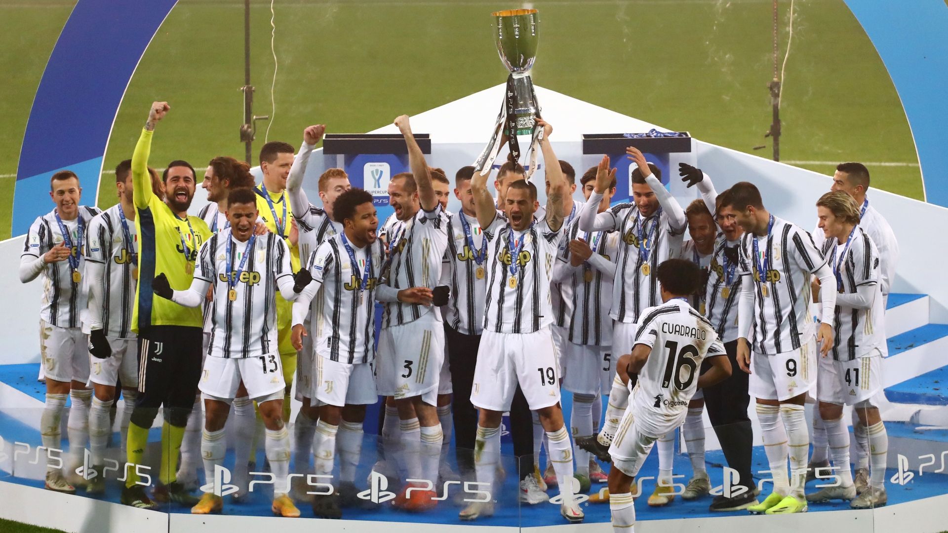 Juventus Napoli Supercoppa celebrating trophy