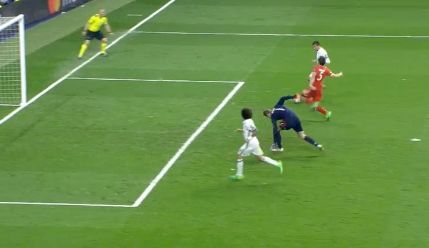 إصابة حارس مرمى بايرن ميونخ مانويل نوير أمام ريال مدريد في إياب ربع نهائي أبطال أوروبا بسبب هدف رونالدو الثالث