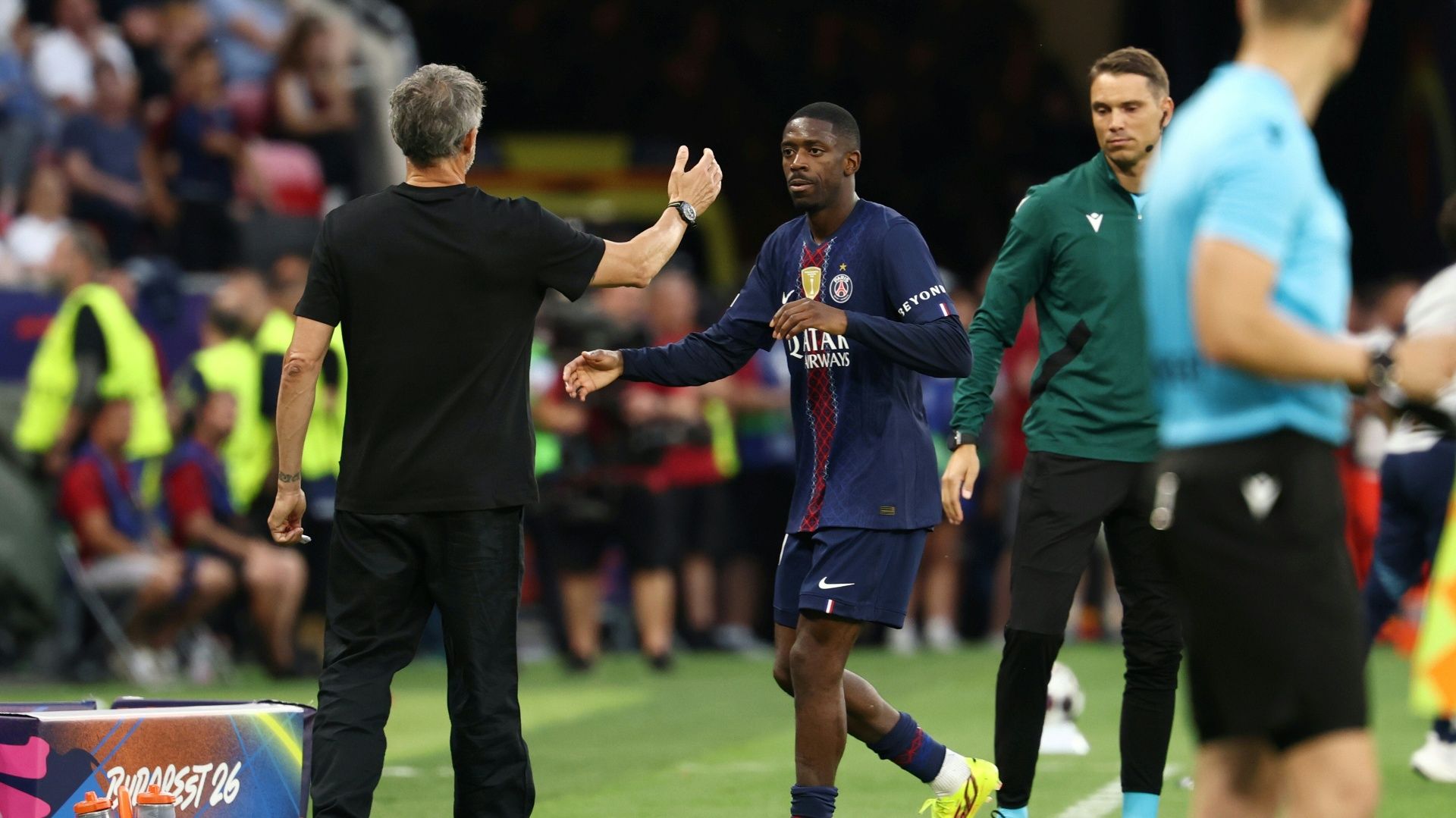 Da drohte noch Schlimmeres: Dembélé wird ausgewechselt (© AFP/SID/FRANCK FIFE)