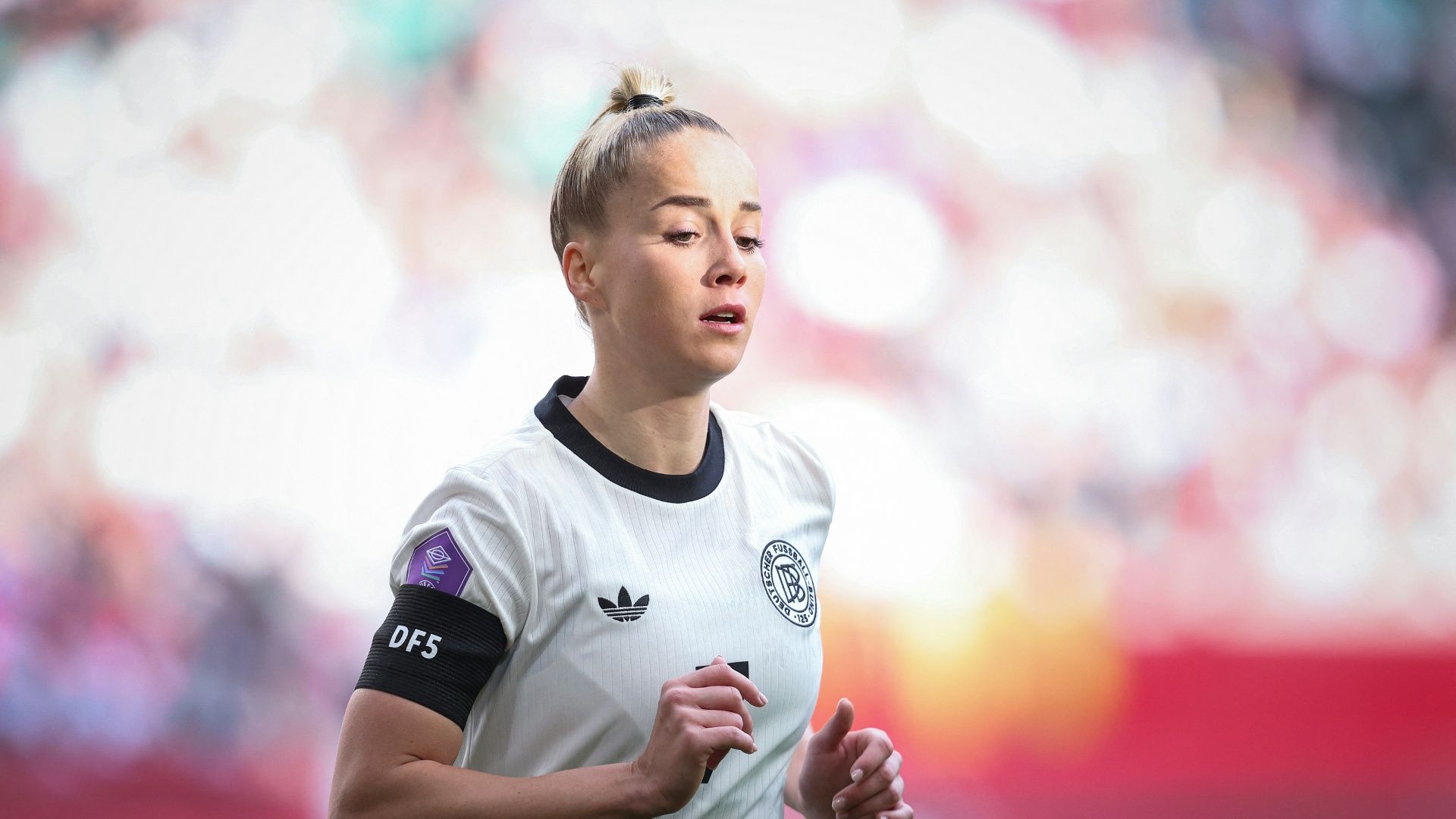 Giulia Gwinn geht nicht nur auf dem Feld voran (© AFP/SID/RONNY HARTMANN)