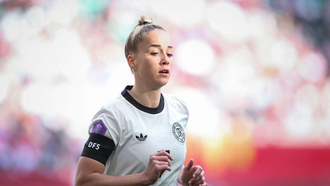 Giulia Gwinn geht nicht nur auf dem Feld voran (© AFP/SID/RONNY HARTMANN)