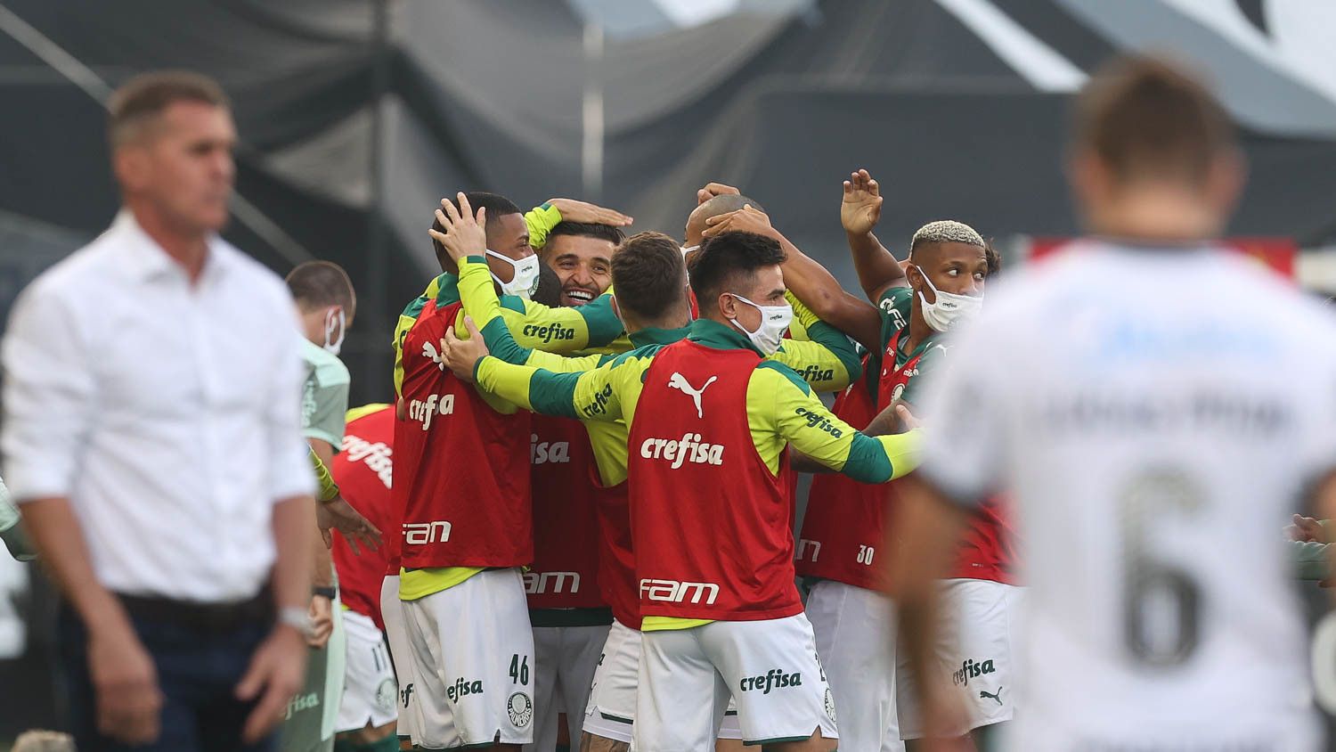 Victor Luis comemora gol do Palmeiras