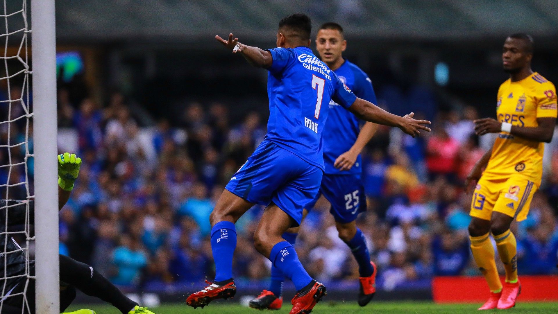 Cruz Azul Tigres Luis Romo