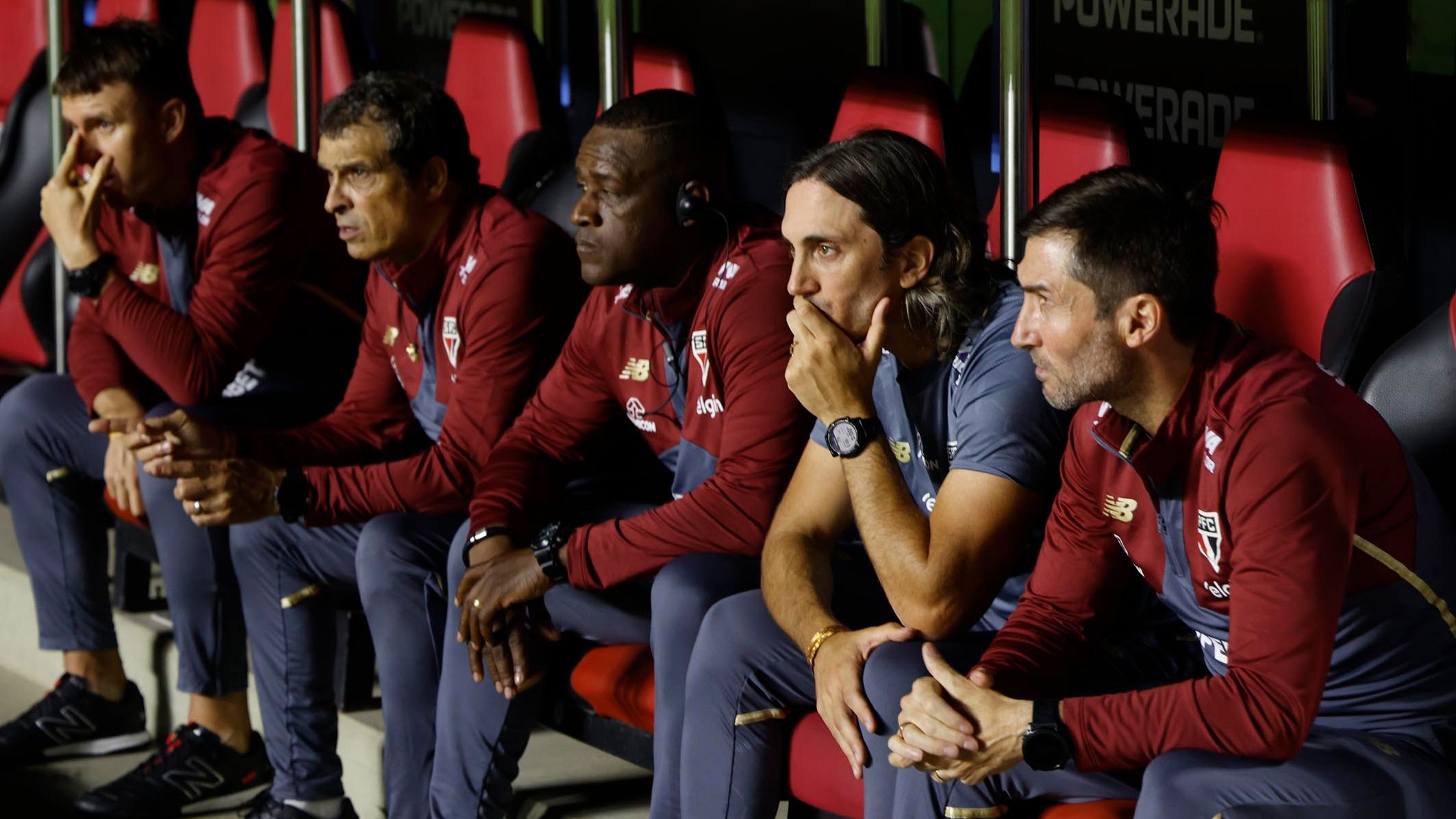 Luis Zubeldía assiste a jogo do São Paulo pela Libertadores do banco de reservas