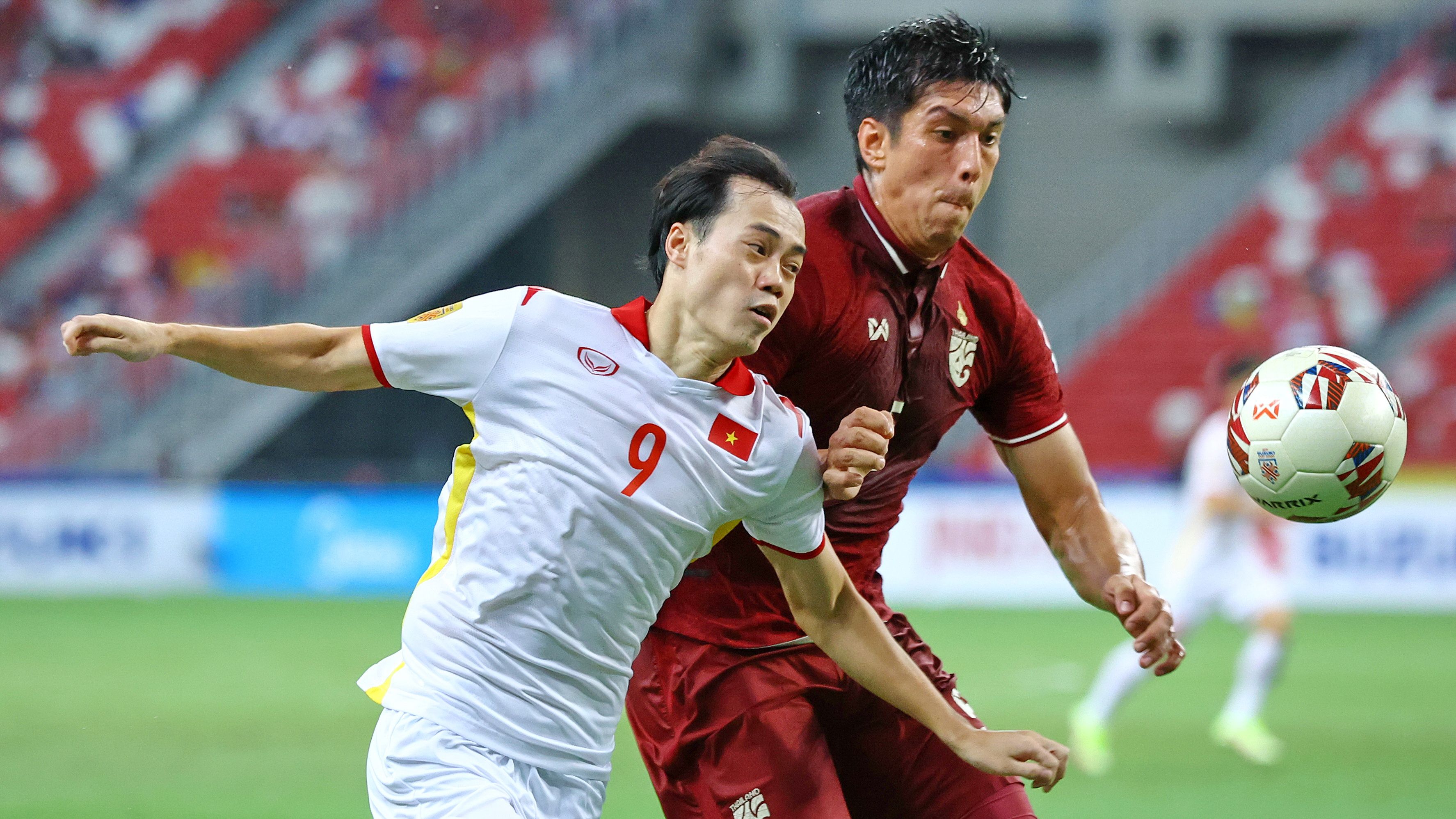 Nguyen Van Toan Vietnam Elias Dolah Thailand AFF Suzuki Cup 2020