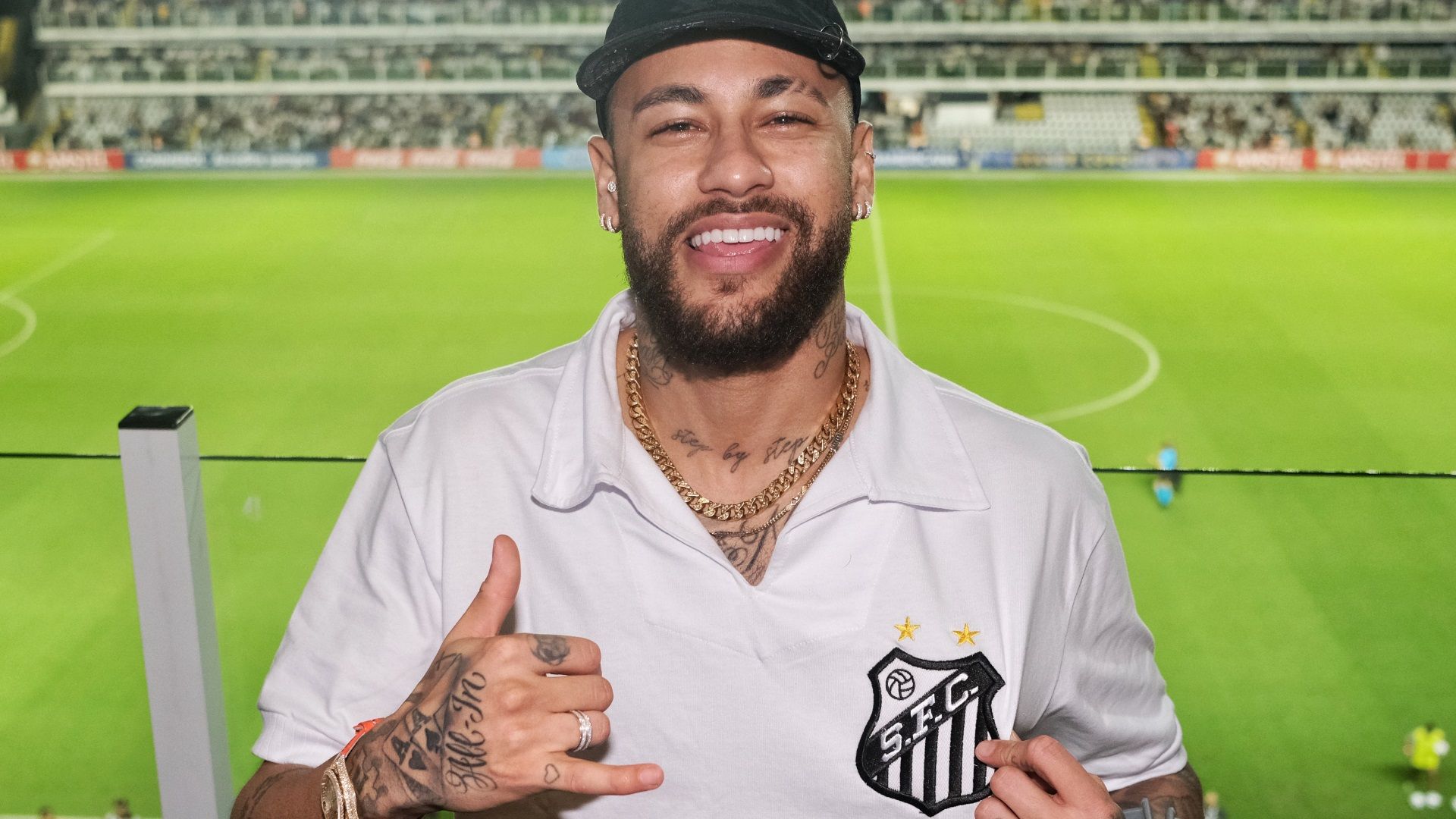 Neymar, torcendo pelo Santos na Vila Belmiro em jogo contra o Audax Italiano, pela Copa Sul-Americana de 2023