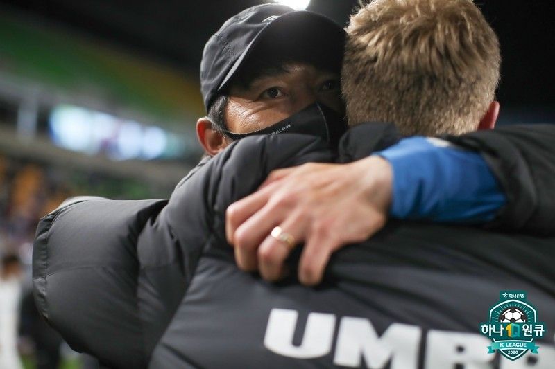 성남 김남일 감독 포옹