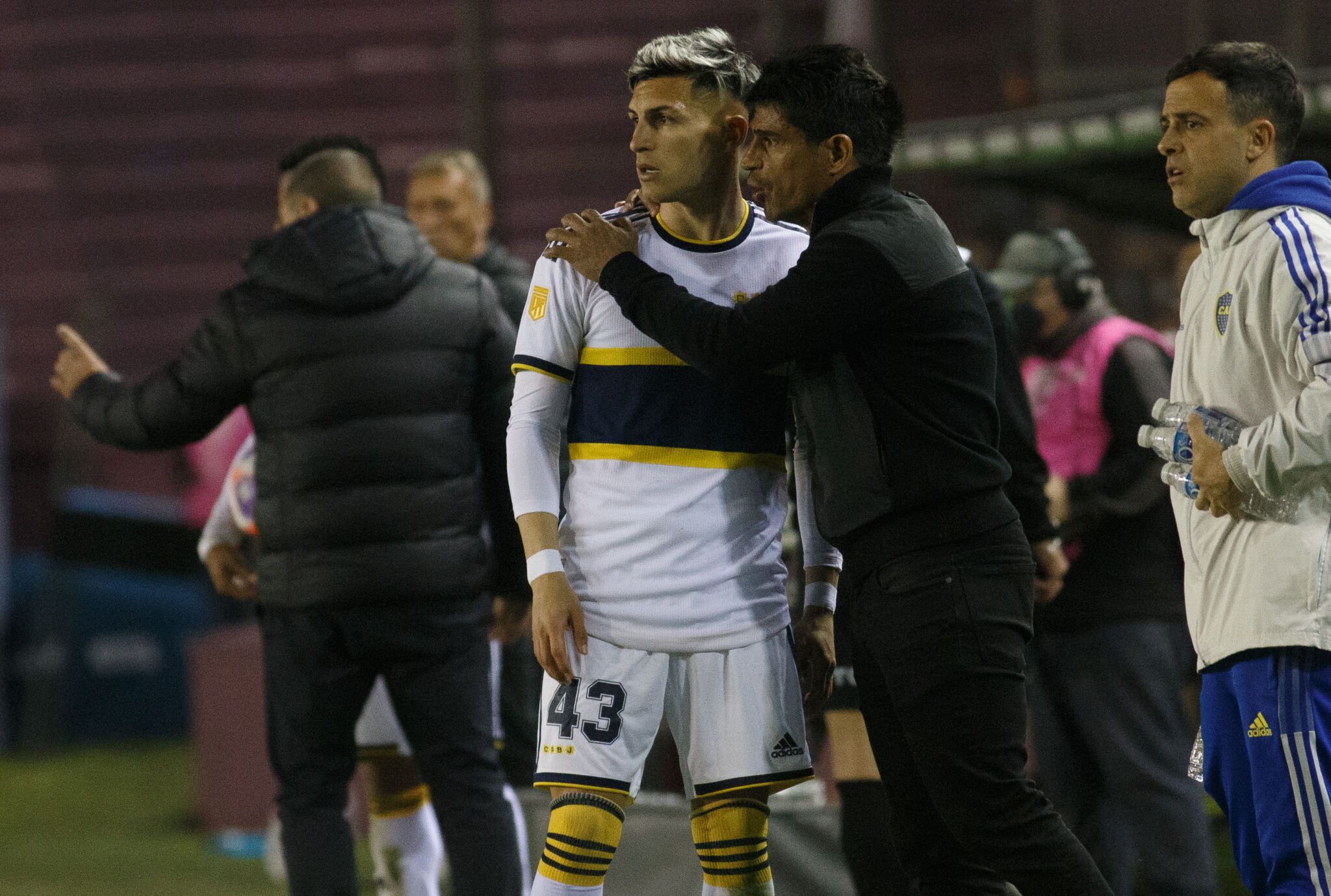 Hugo Ibarra le da indicaciones a Maxi Zalazar antes de su ingreso