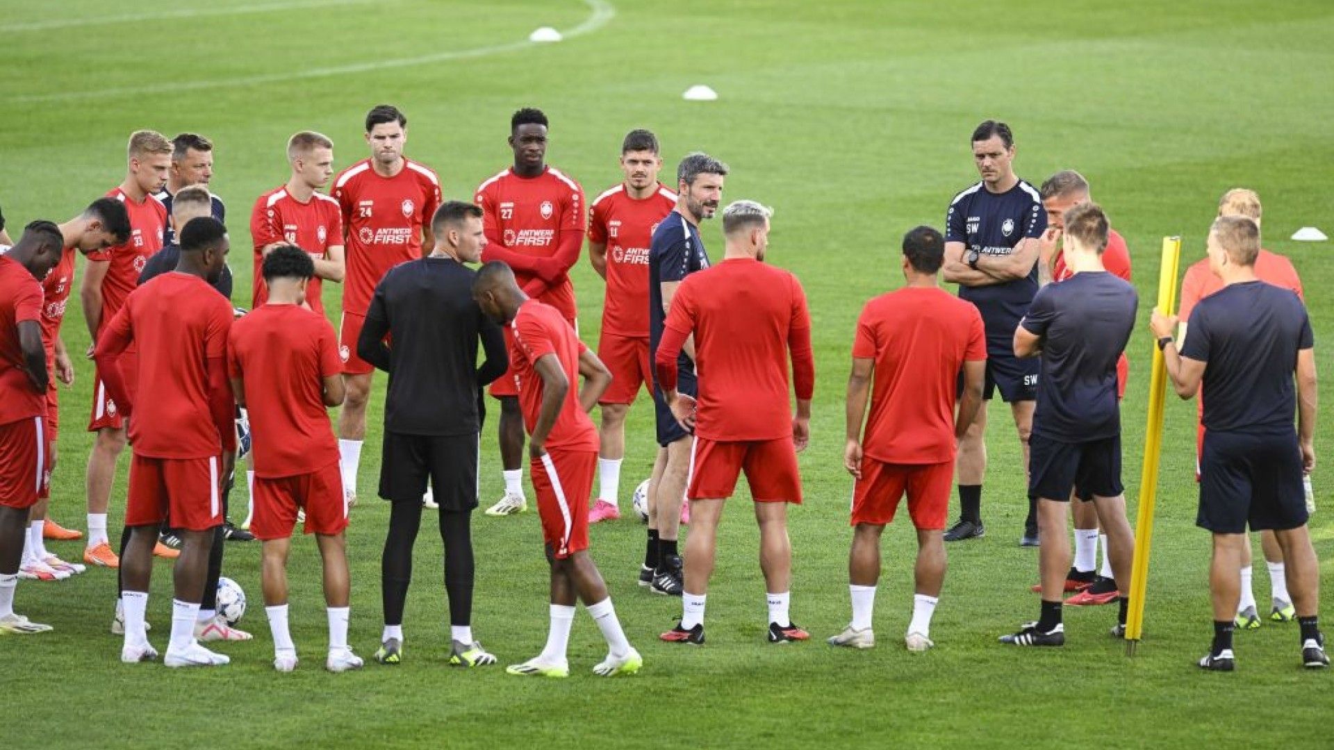 Royal Antwerp entrenamiento Champions League 2023-2024