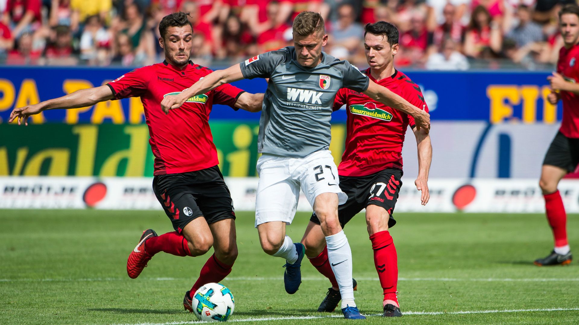 MANUEL GULDE LUKAS KÜBLER FREIBURG ALFRED FINNBOGASON AUGSBURG GERMAN BUNDESLIGA 12052018