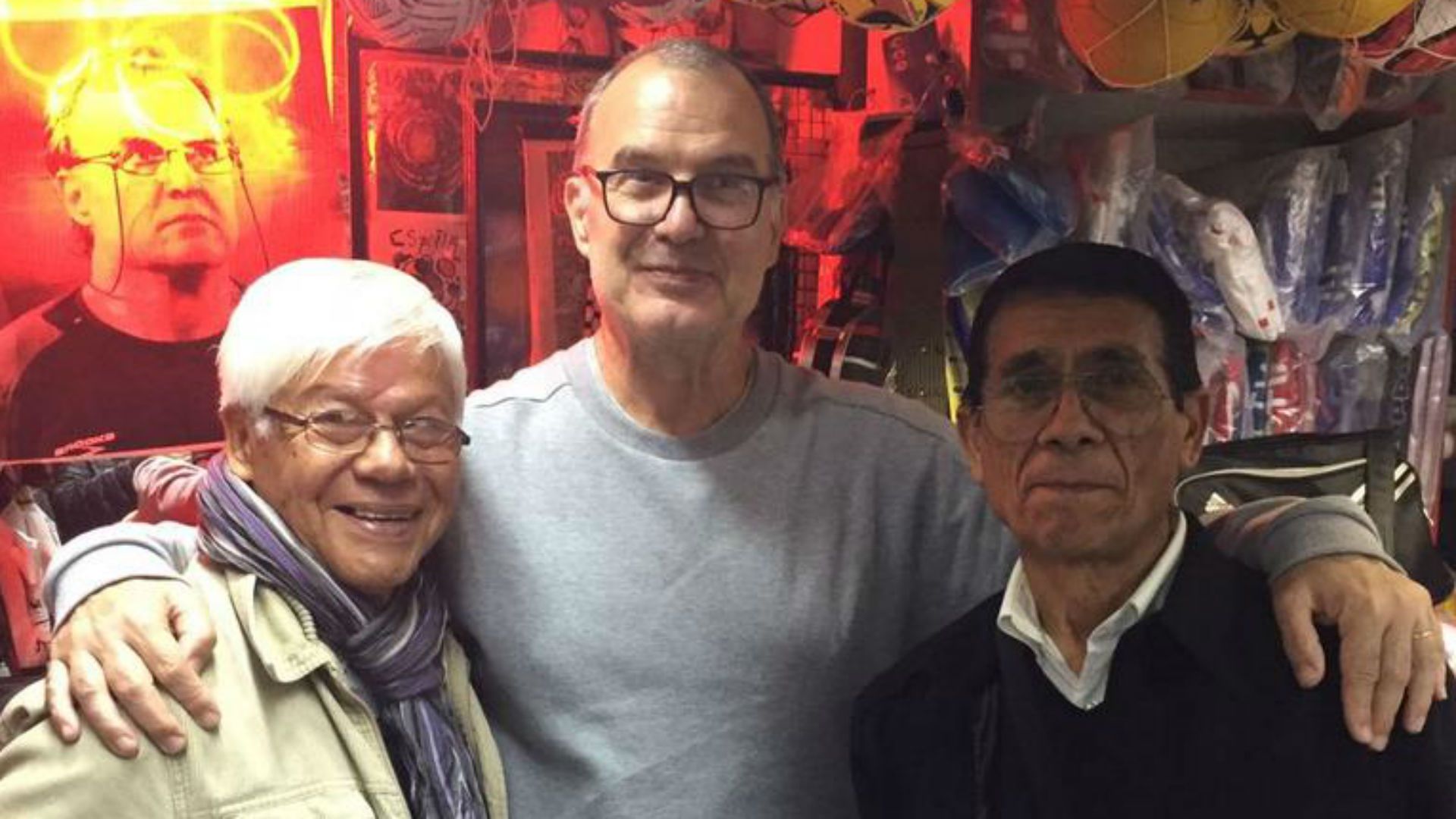 Marcelo Bielsa, en Chile, con Humberto Cruz y Gabriel Aravena