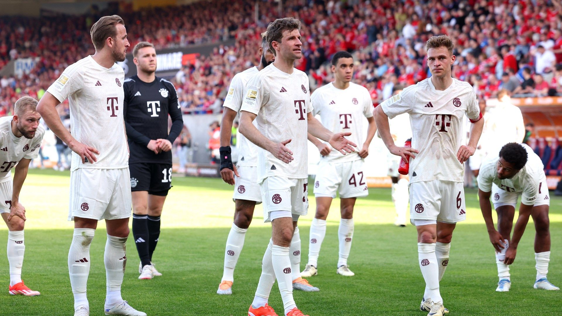 Fans des FC Bayern pfeifen ihre Stars aus! Joshua Kimmich und Co. sorgen nach Niederlage in Heidenheim für Unmut