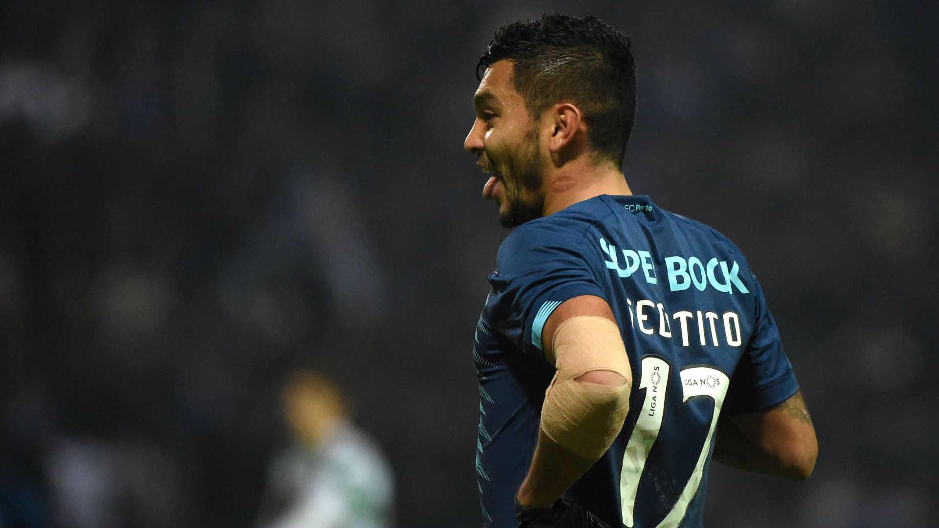 Tecatito Corona Porto 100120