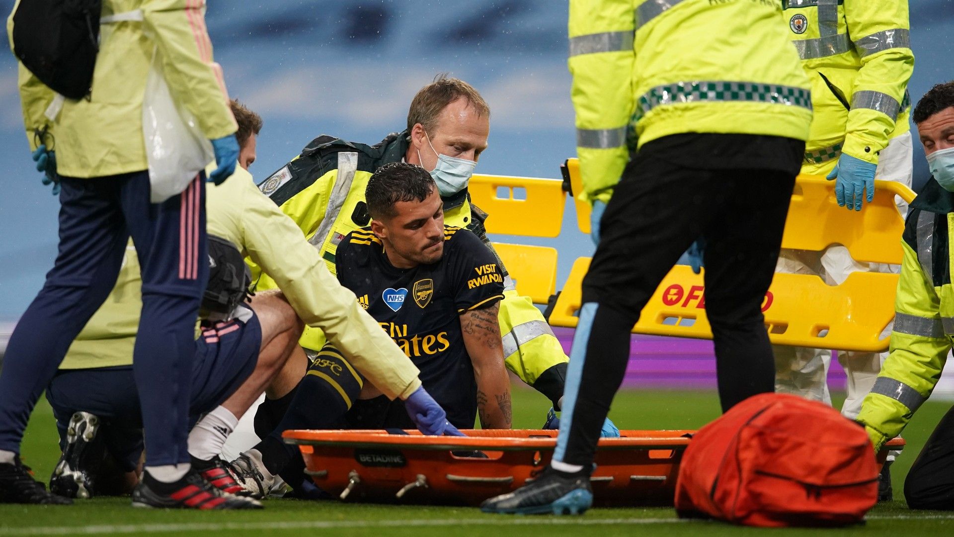 Xhaka stretcher Arsenal 2020