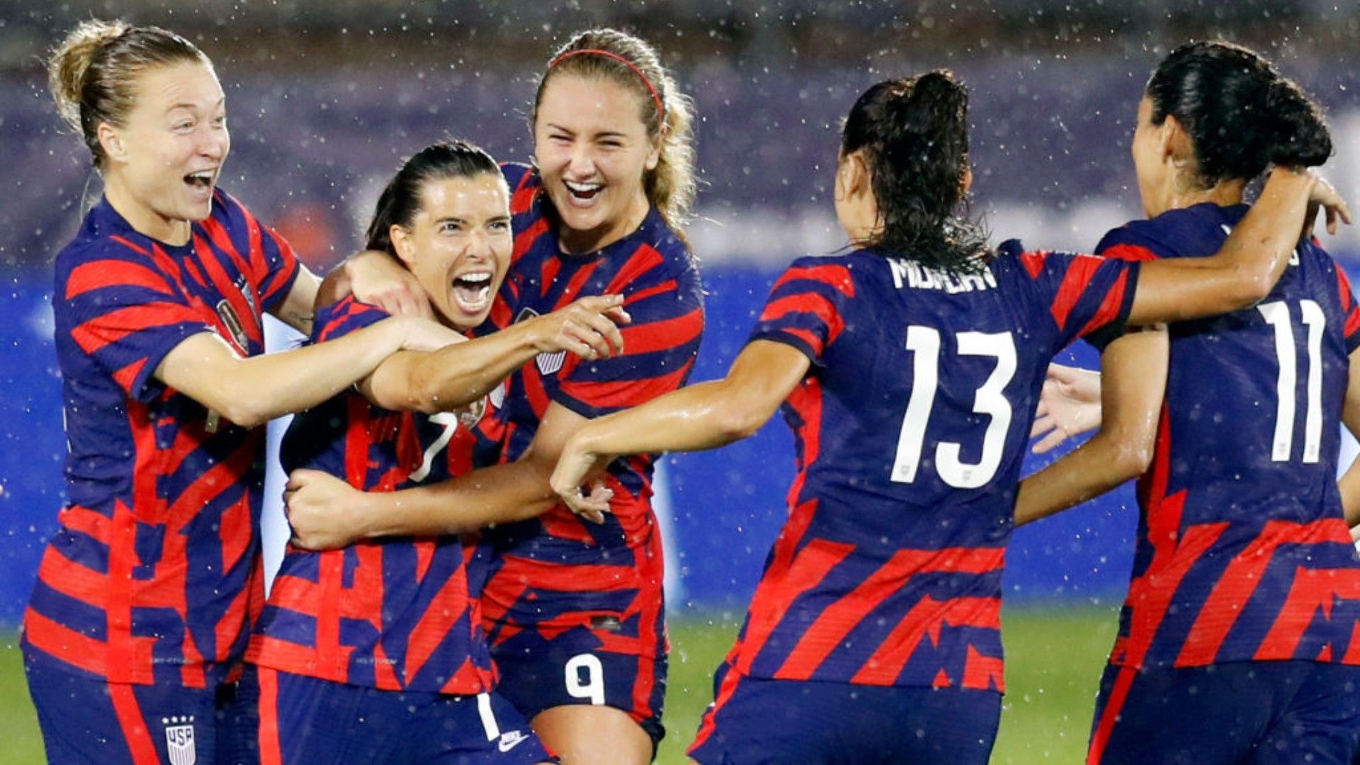 Alex Morgan, Christen Press, Lindsey Horan festejan un gol con Estados Unidos femenino