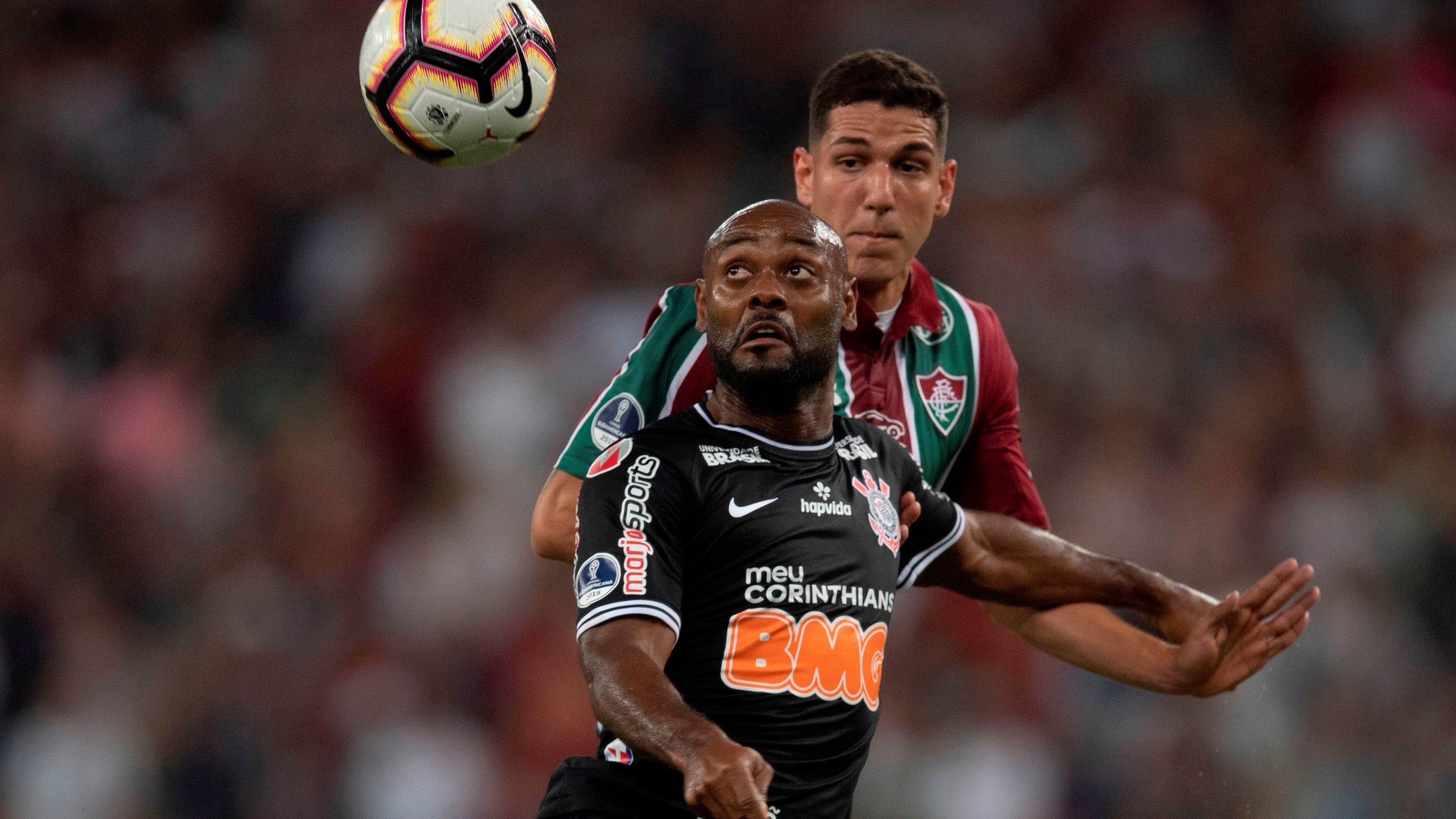 Vagner Love contra o Fluminense, pela Sul-Americana